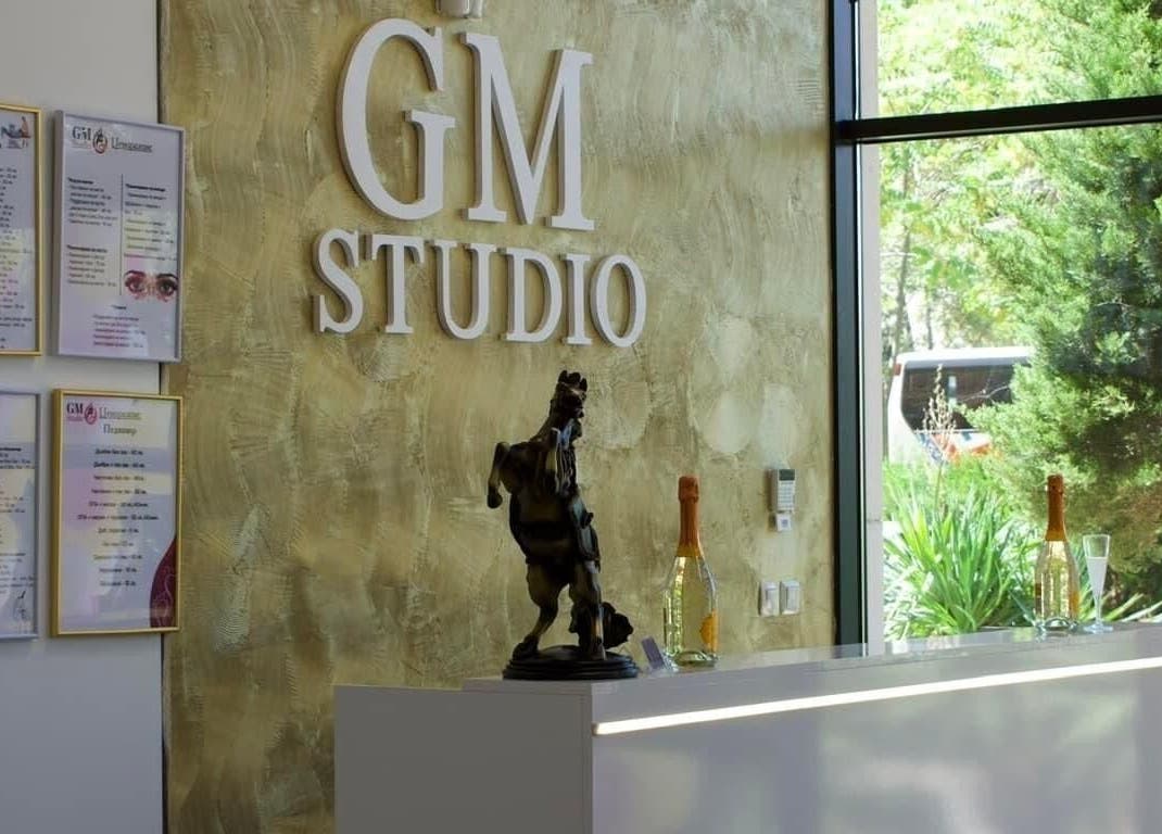 Рецепцията на GM Studio 2 в Пловдив, Пловдив, BG с изискан интериор и зеленина отвън.