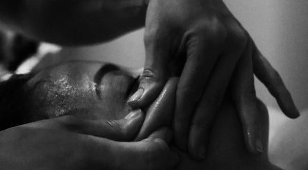 Massage facial relaxant à All Skins, Paris, Île-de-France, FR pour une détente optimale.