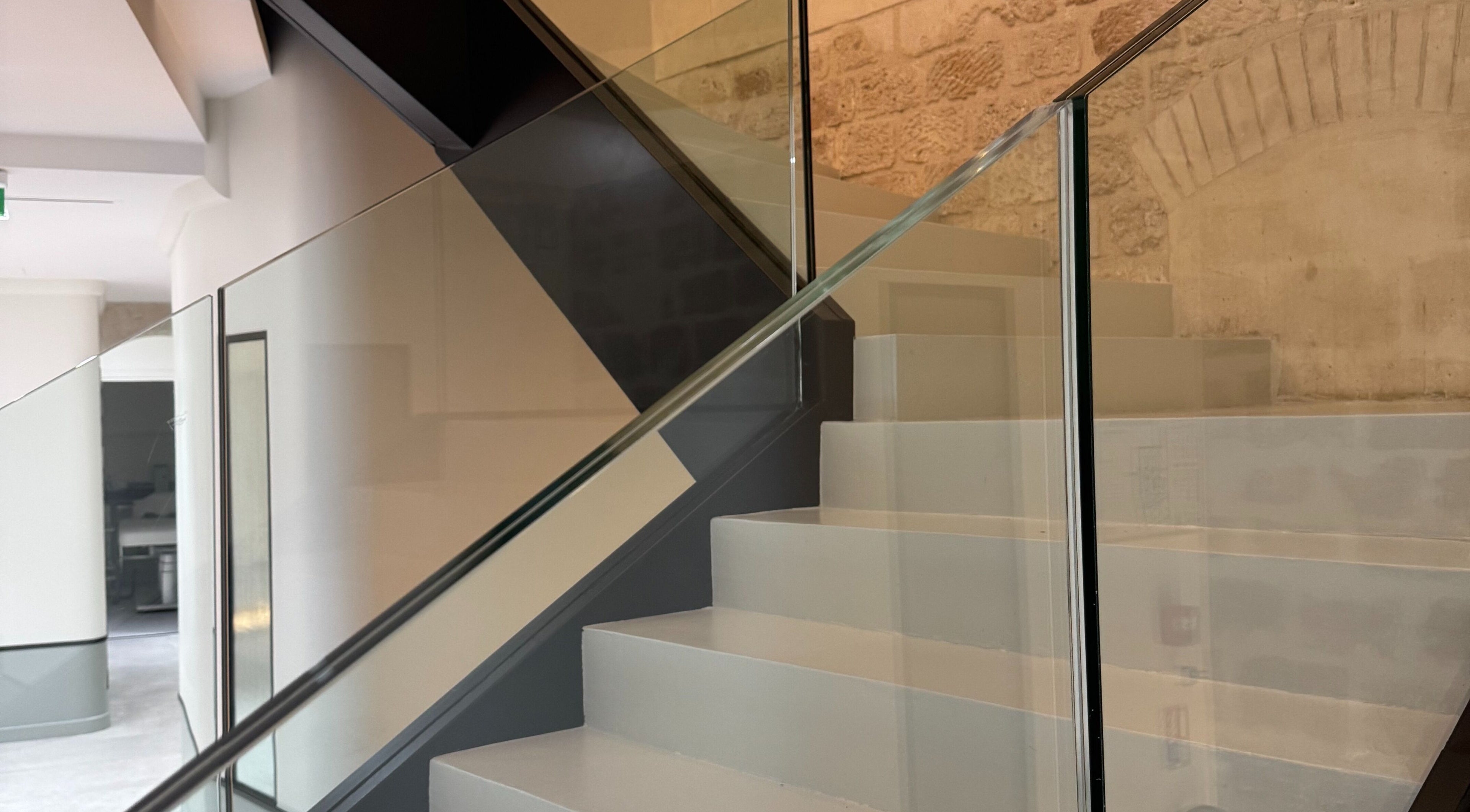 Escalier moderne en verre à All Skins, Paris, Île-de-France, FR, combinant design et esthétique chic.