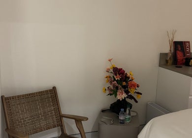 Coin détente à All Skins, Paris, Île-de-France, FR avec chaise en bois et bouquet floral.