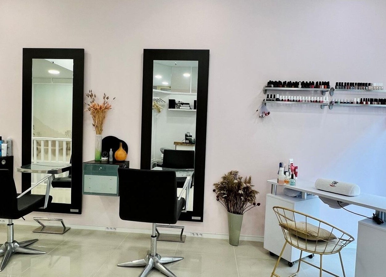 Intérieur moderne du salon All Beauty à Paris, Île-de-France, FR avec fauteuils et produits de beauté.