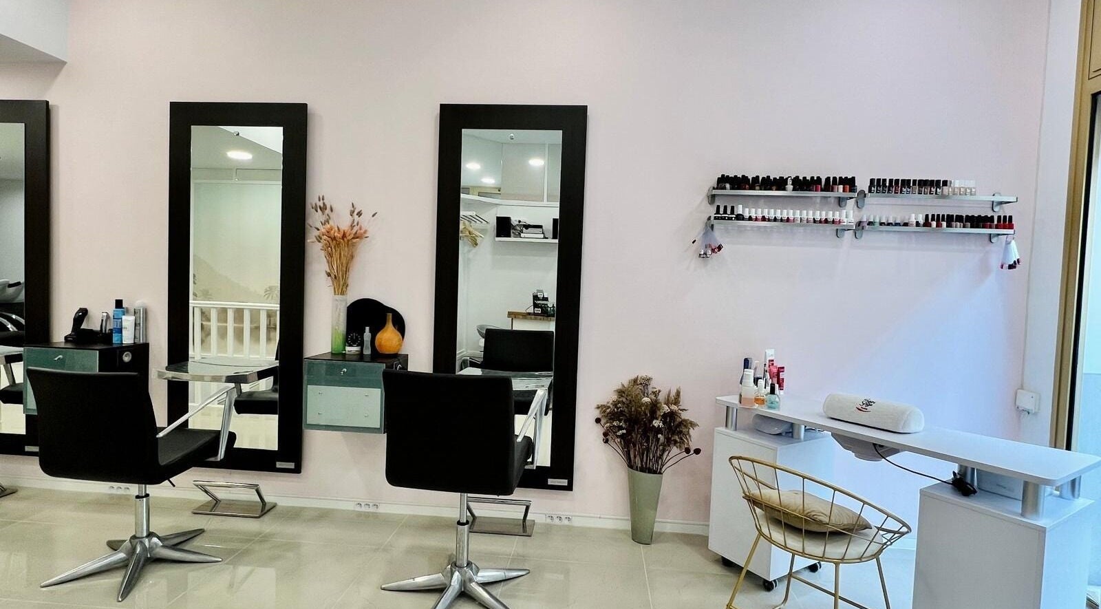 Intérieur moderne du salon All Beauty à Paris, Île-de-France, FR avec fauteuils et produits de beauté.