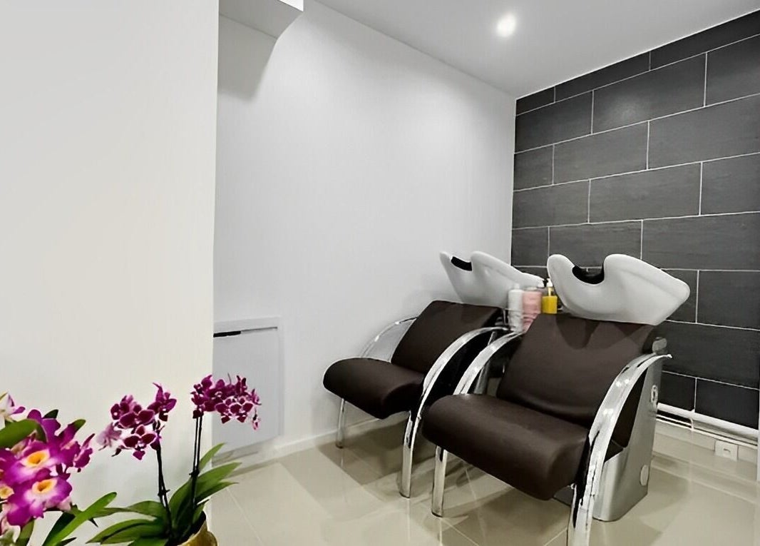 Sièges de coiffure modernes chez All Beauty, Paris, Île-de-France, FR, avec fleurs d'intérieur.