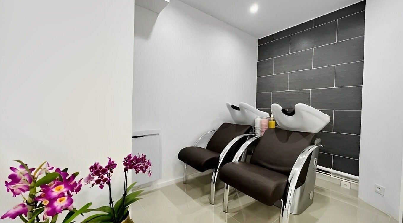 Sièges de coiffure modernes chez All Beauty, Paris, Île-de-France, FR, avec fleurs d'intérieur.