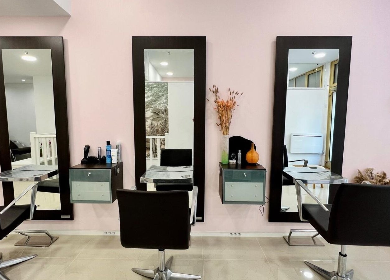 Stations de coiffure modernes chez All Beauty, Paris, Île-de-france, FR avec miroirs élégants et chaises confortables.