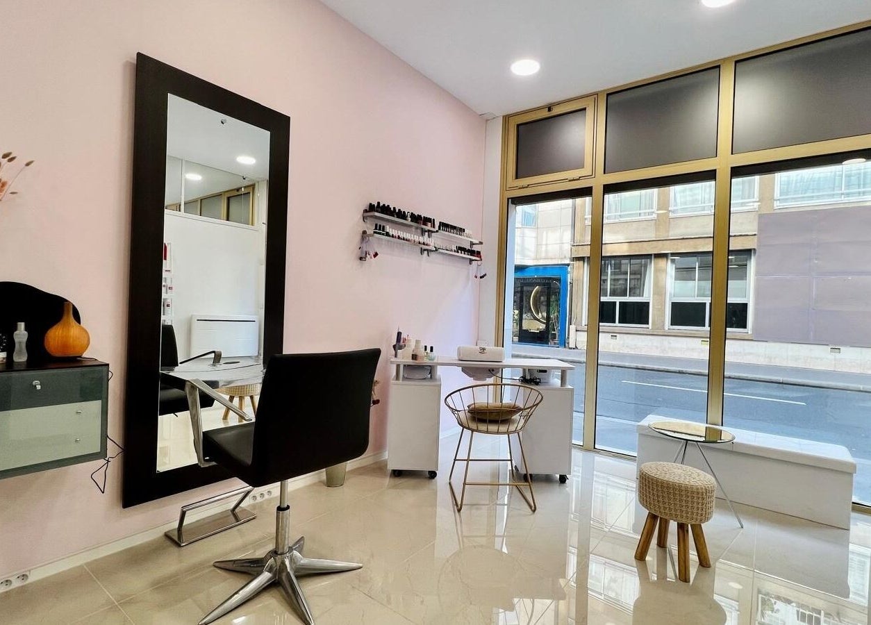 Intérieur spacieux du salon All Beauty à Paris, Île-de-France, FR avec miroir et station de manucure.