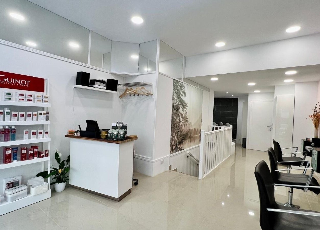 Intérieur moderne du salon All Beauty à Paris, Île-de-France, FR avec produits de beauté.