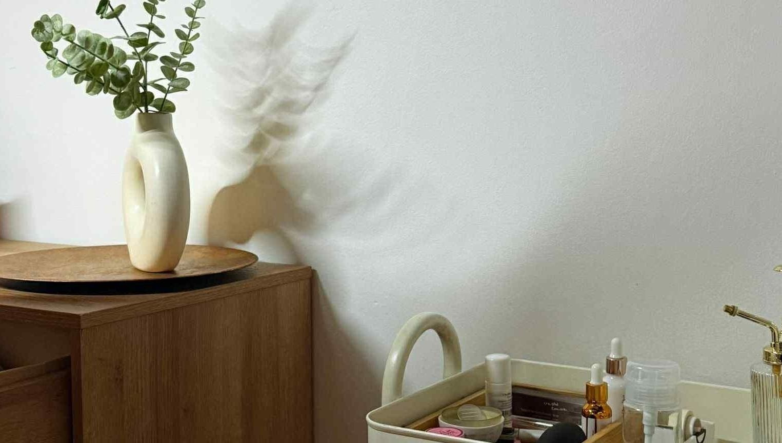 Détail d'un coin bien-être chez Catella Experte bien être, Neyron, Auvergne-rhône-alpes, FR, avec vase décoratif.