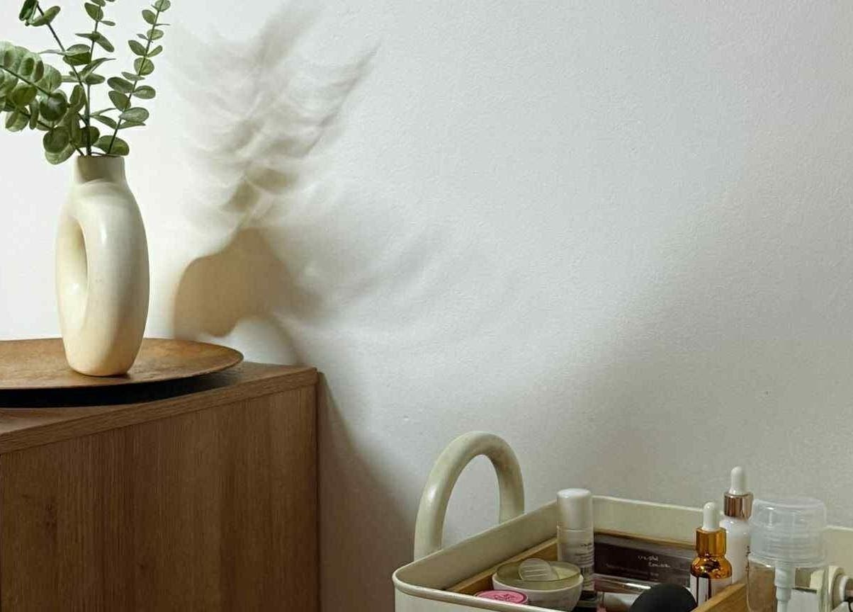 Détail d'un coin bien-être chez Catella Experte bien être, Neyron, Auvergne-rhône-alpes, FR, avec vase décoratif.