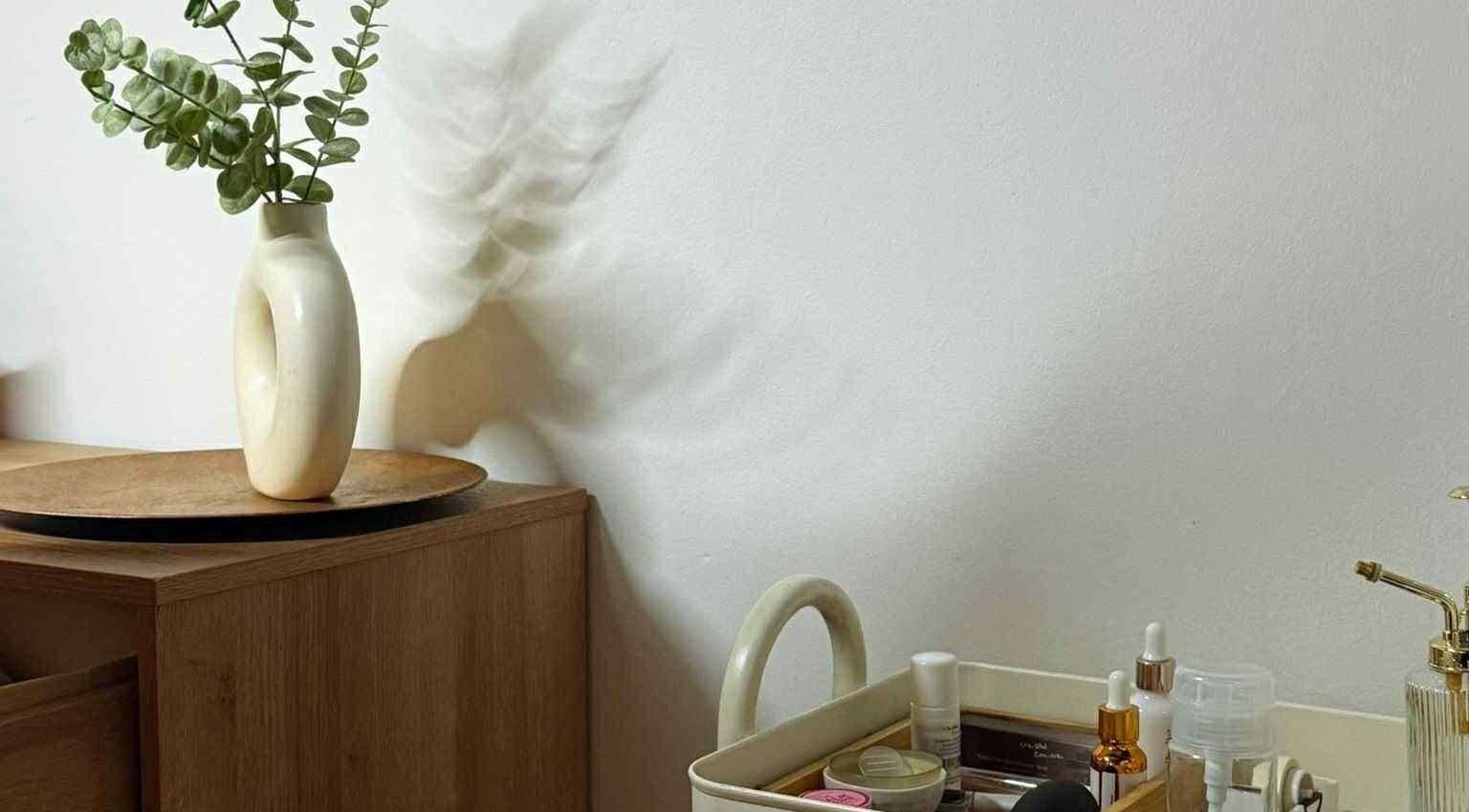 Détail d'un coin bien-être chez Catella Experte bien être, Neyron, Auvergne-rhône-alpes, FR, avec vase décoratif.