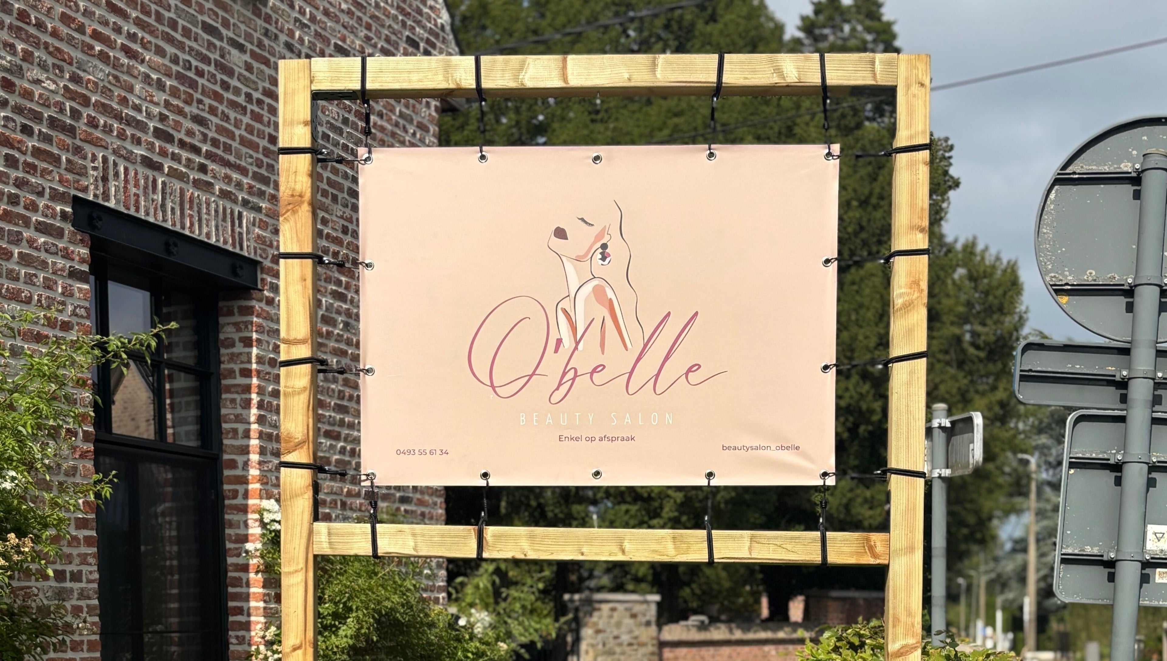 Reclamebord van O'belle aan de muur in Heist-op-den-berg, Vlaams Gewest, BE.