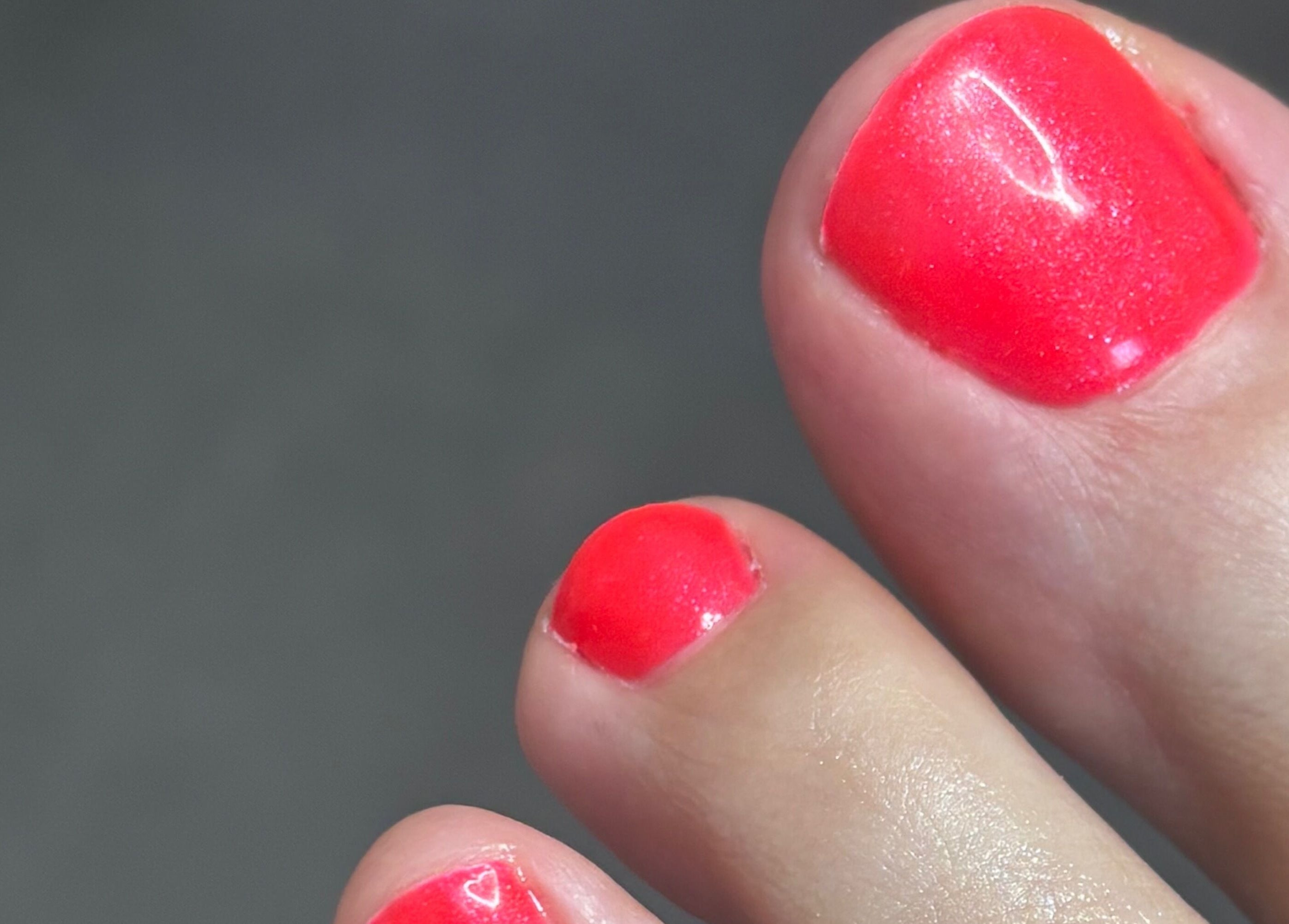 Vrolijke teennagels met felle lak bij O'belle, Heist-op-den-berg, Vlaams Gewest, BE.