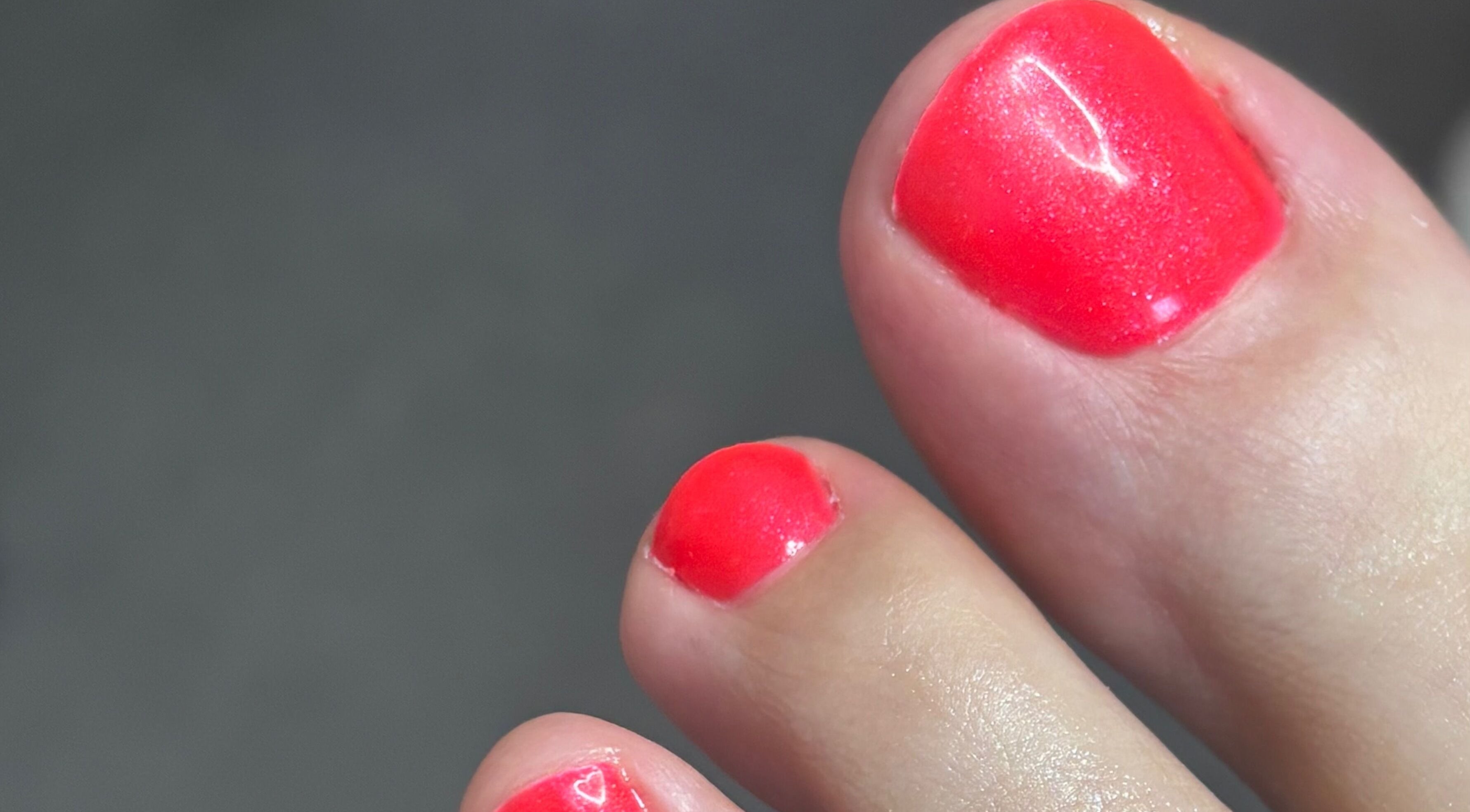 Vrolijke teennagels met felle lak bij O'belle, Heist-op-den-berg, Vlaams Gewest, BE.