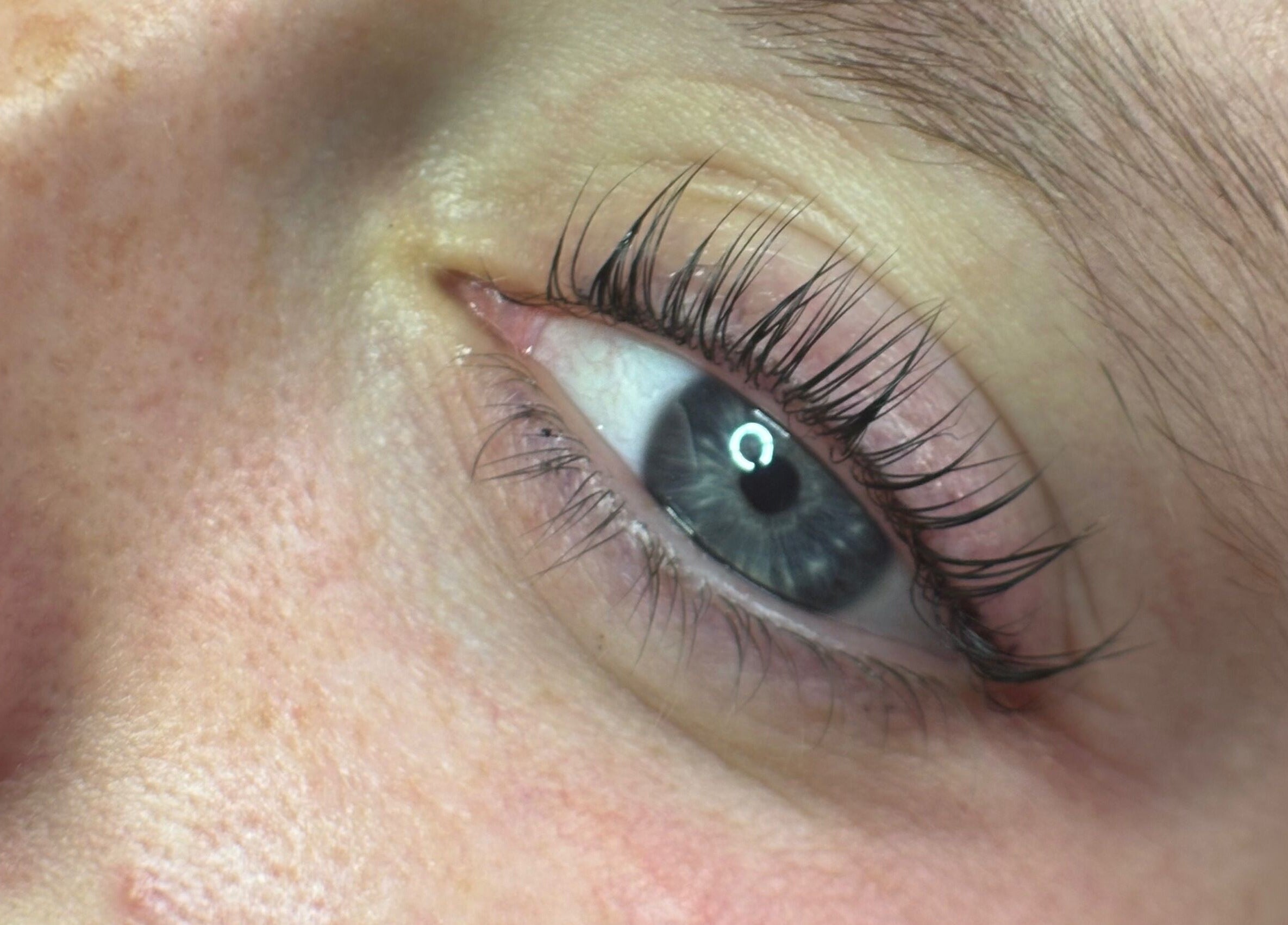 Close-up van wimpers na behandeling bij O'belle, Heist-op-den-Berg, Vlaams Gewest, BE.