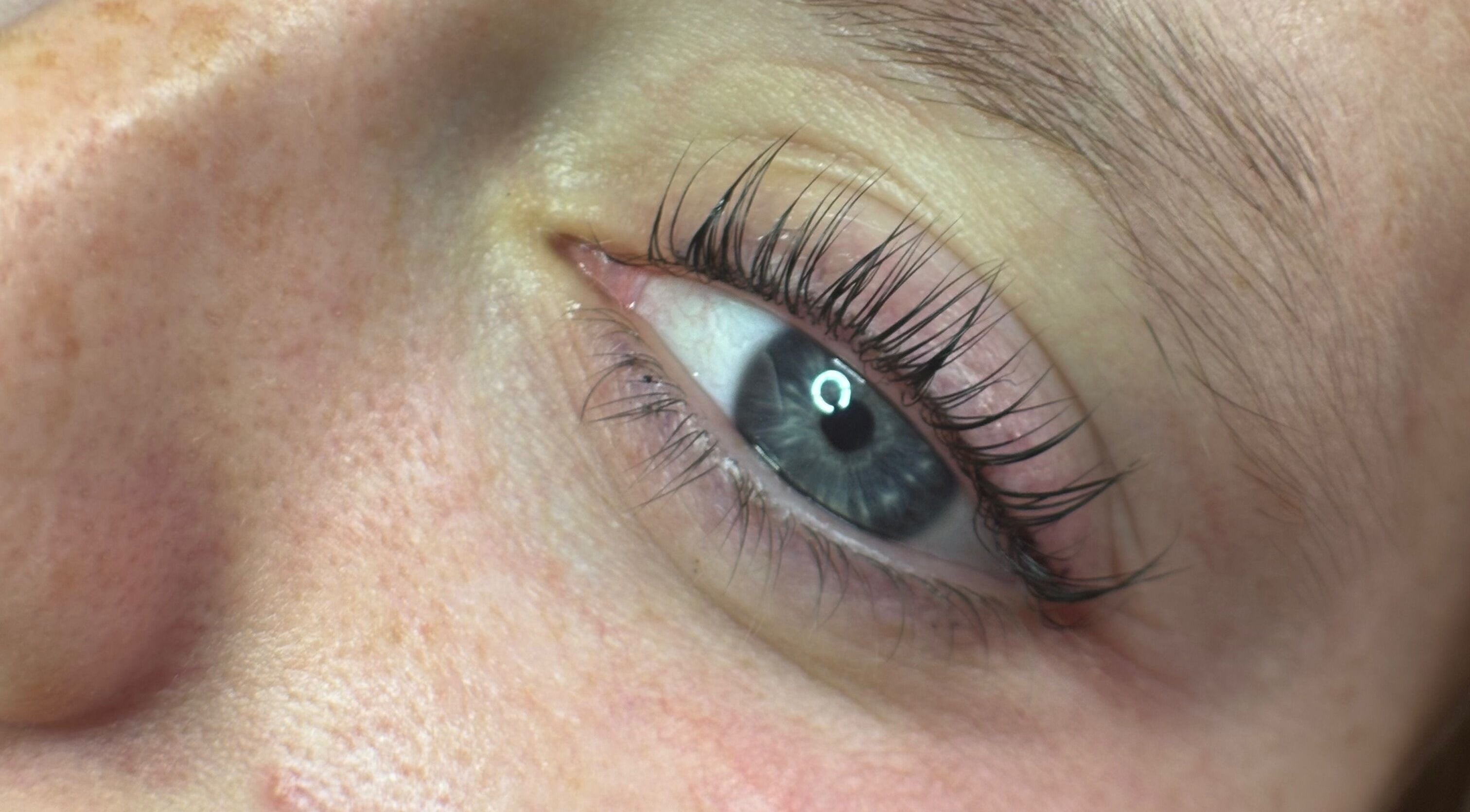 Close-up van wimpers na behandeling bij O'belle, Heist-op-den-Berg, Vlaams Gewest, BE.