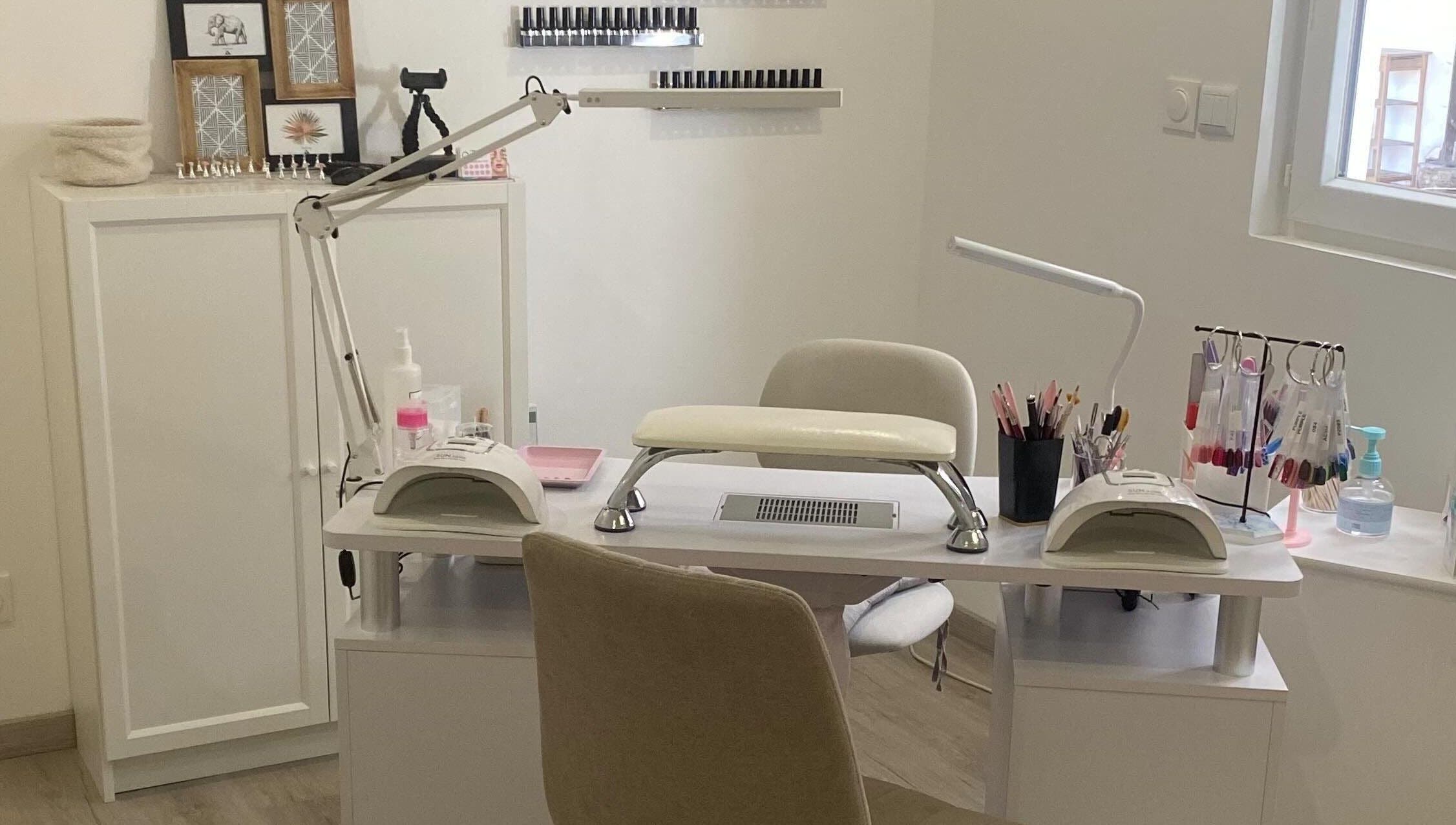 Station de manucure moderne chez Linsenceenails, Arleux, Hauts-de-France, FR, avec lampe et accessoires.