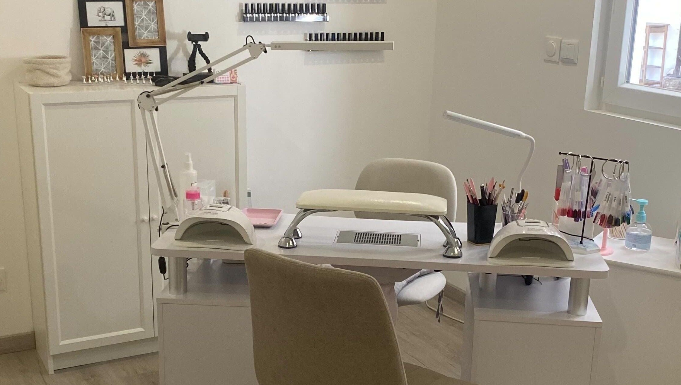 Station de manucure moderne chez Linsenceenails, Arleux, Hauts-de-France, FR, avec lampe et accessoires.