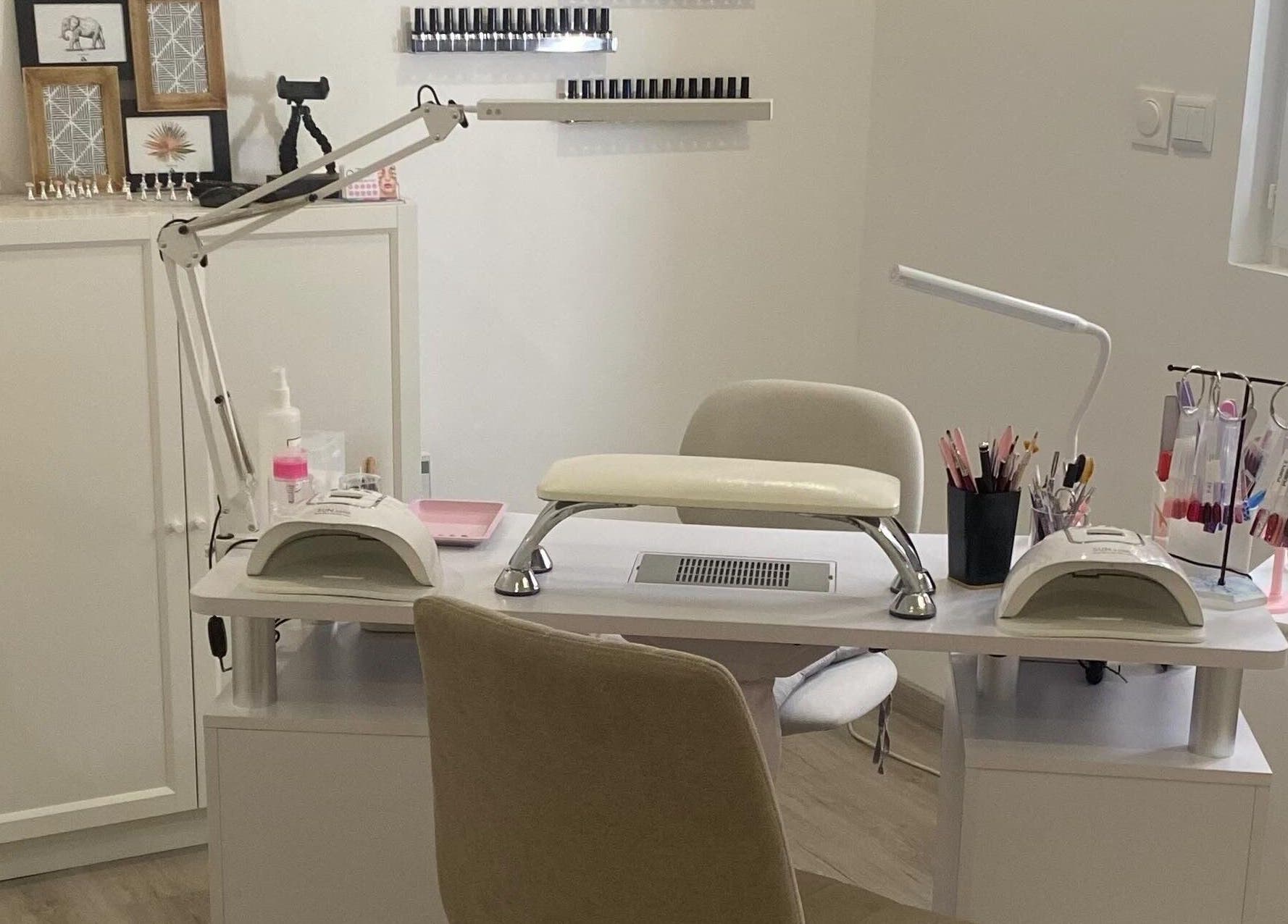 Station de manucure moderne chez Linsenceenails, Arleux, Hauts-de-France, FR, avec lampe et accessoires.