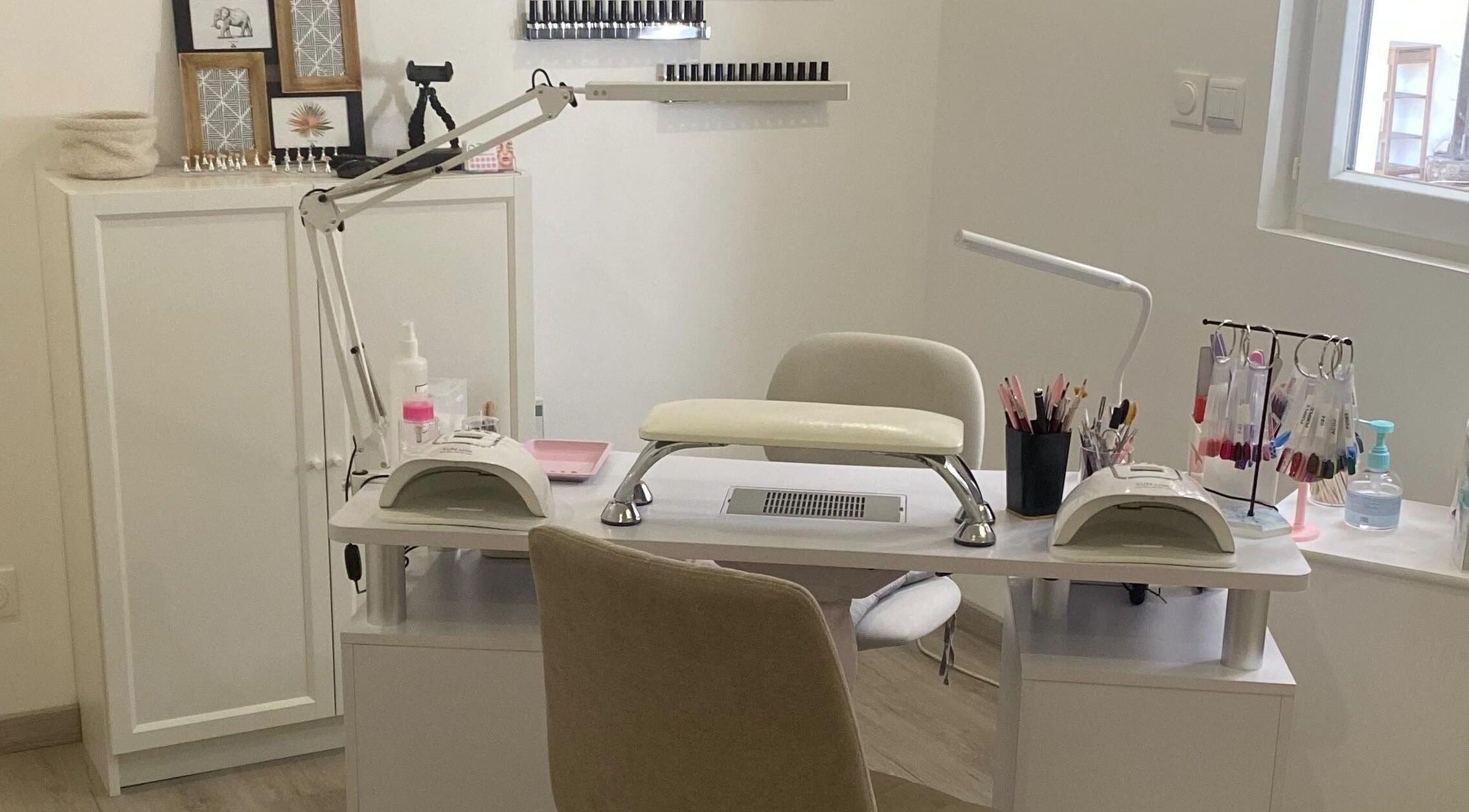 Station de manucure moderne chez Linsenceenails, Arleux, Hauts-de-France, FR, avec lampe et accessoires.