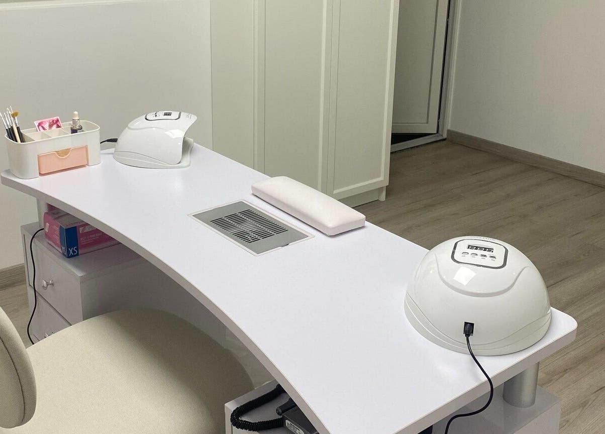 Table de manucure moderne chez Linsenceenails à Arleux, Hauts-de-france, FR.