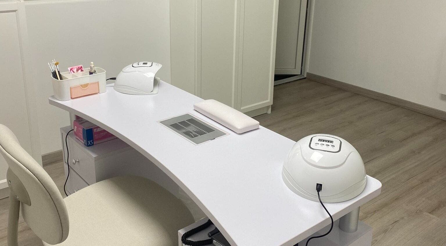 Table de manucure moderne chez Linsenceenails à Arleux, Hauts-de-france, FR.