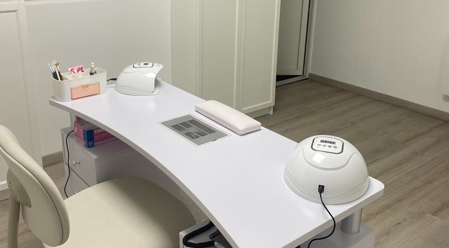 Table de manucure moderne chez Linsenceenails à Arleux, Hauts-de-france, FR.