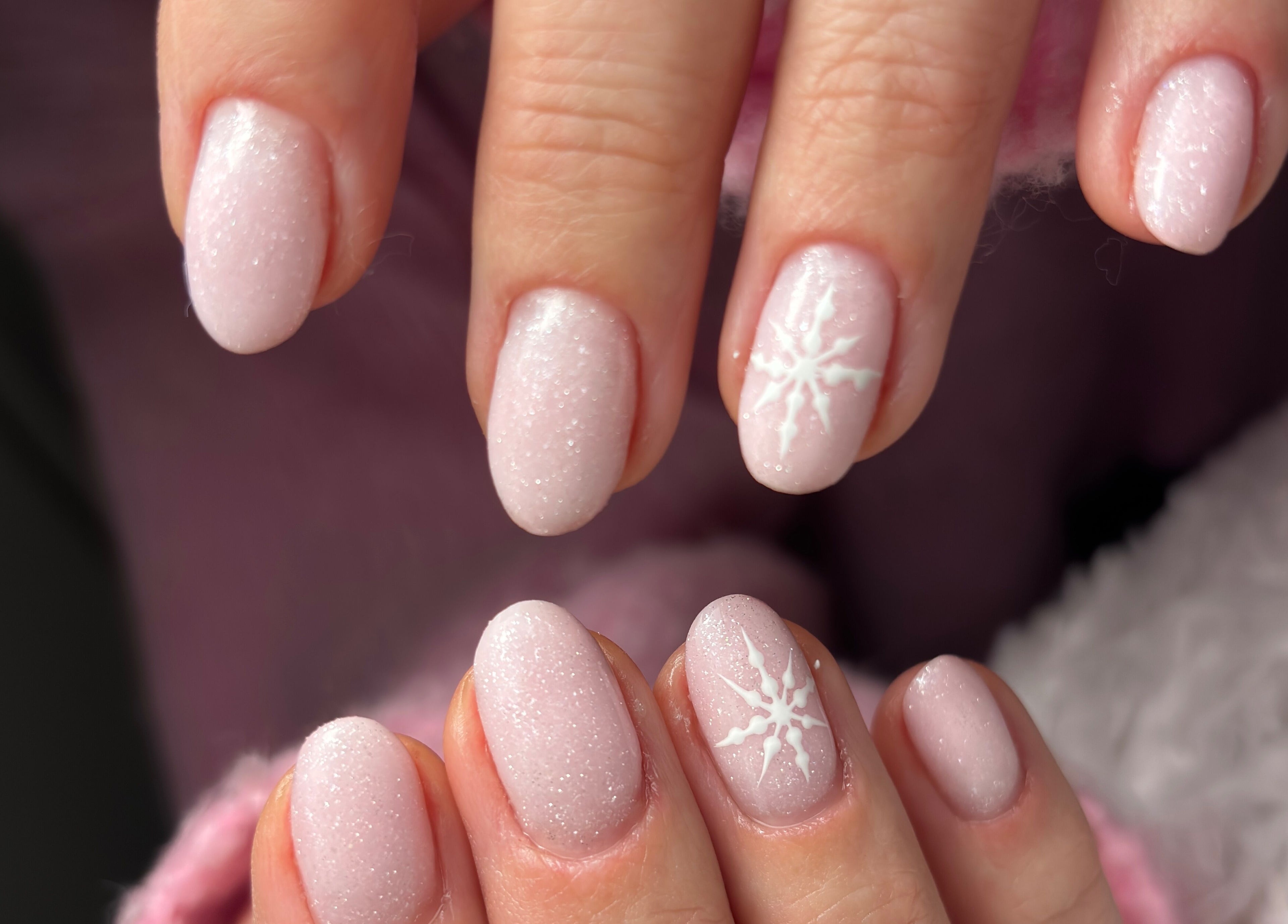 Design d'ongles scintillant avec flocons, réalisé chez Linsenceenails, Arleux, Hauts-de-france, FR.