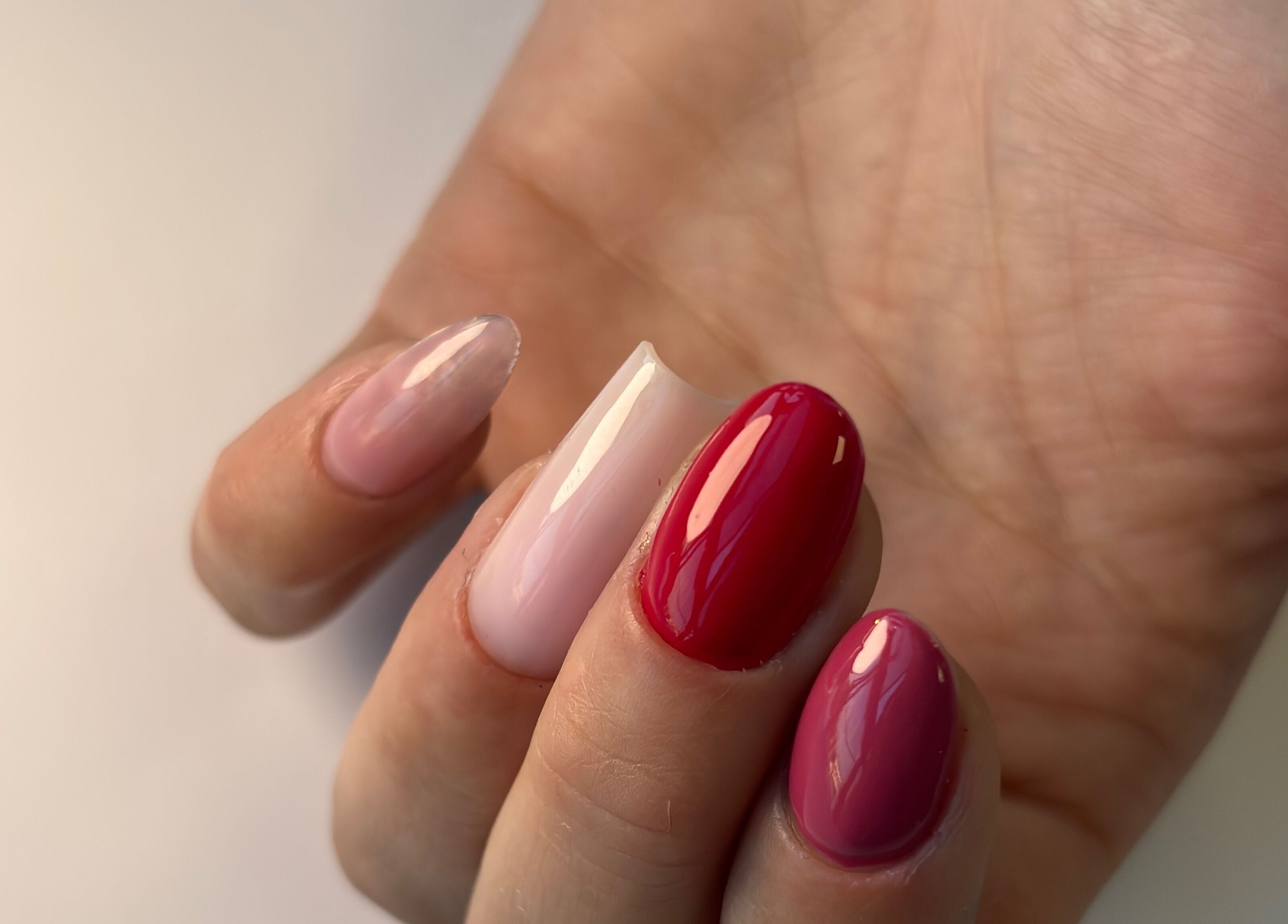 Manucure élégante à Linsenceenails, Arleux, Hauts-de-France, FR, mettant en valeur des ongles colorés.