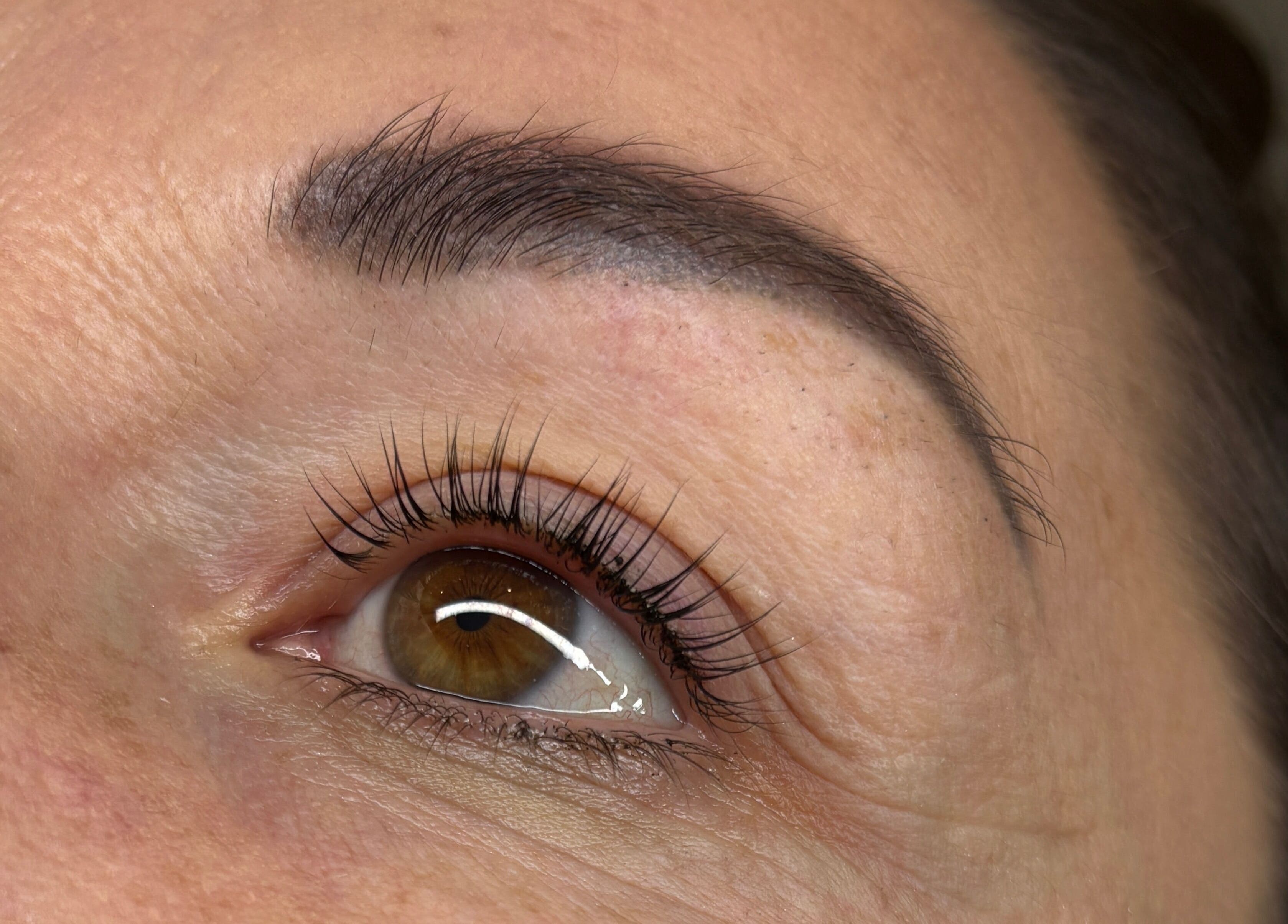 Sourcil et cils soignés chez Linsenceenails, Arleux, Hauts-de-France, FR, pour un regard éclatant.