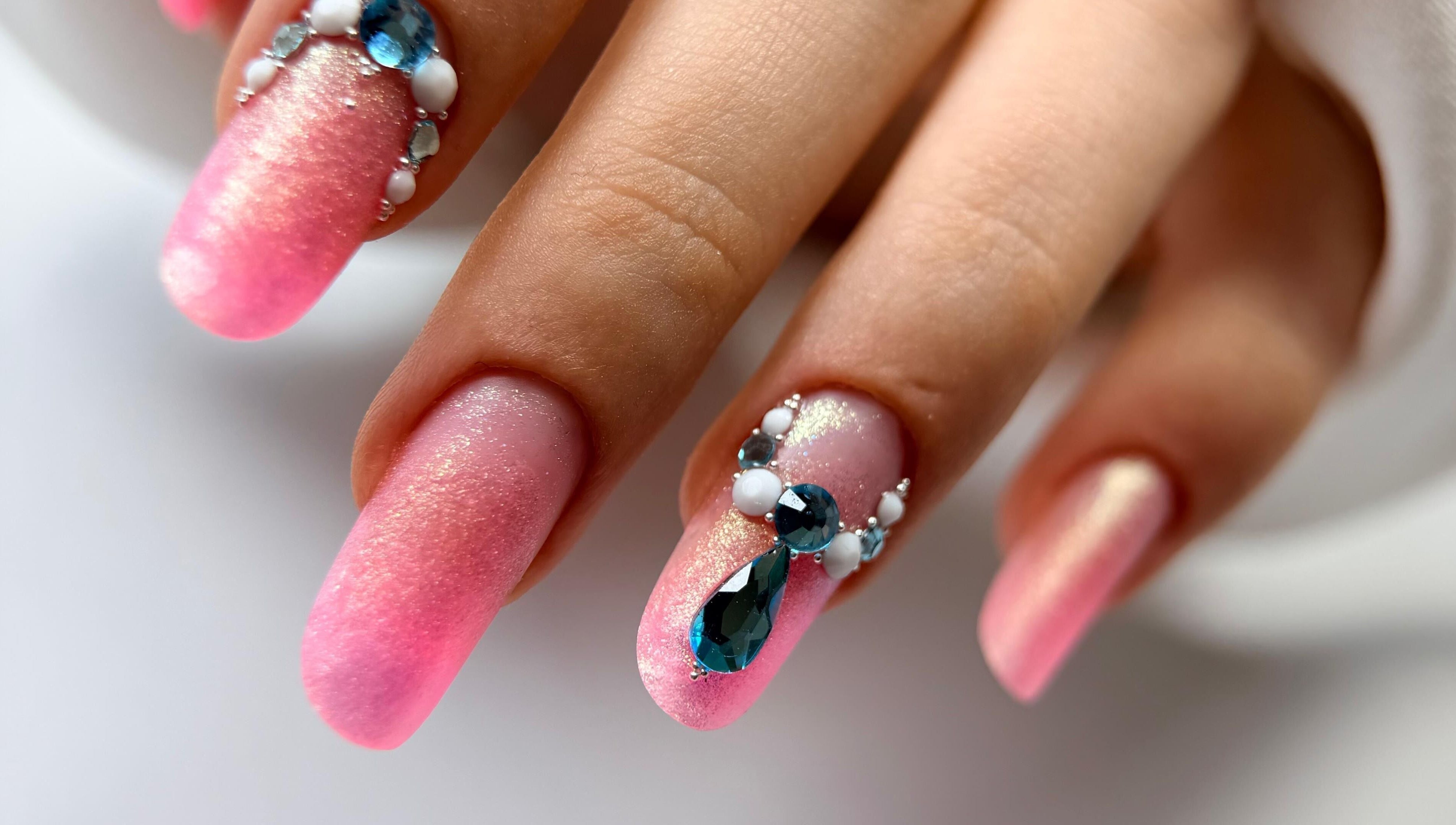 Unghie artistiche con gemme blu e rosa da Bakery Nails, Pomezia, Lazio, IT.