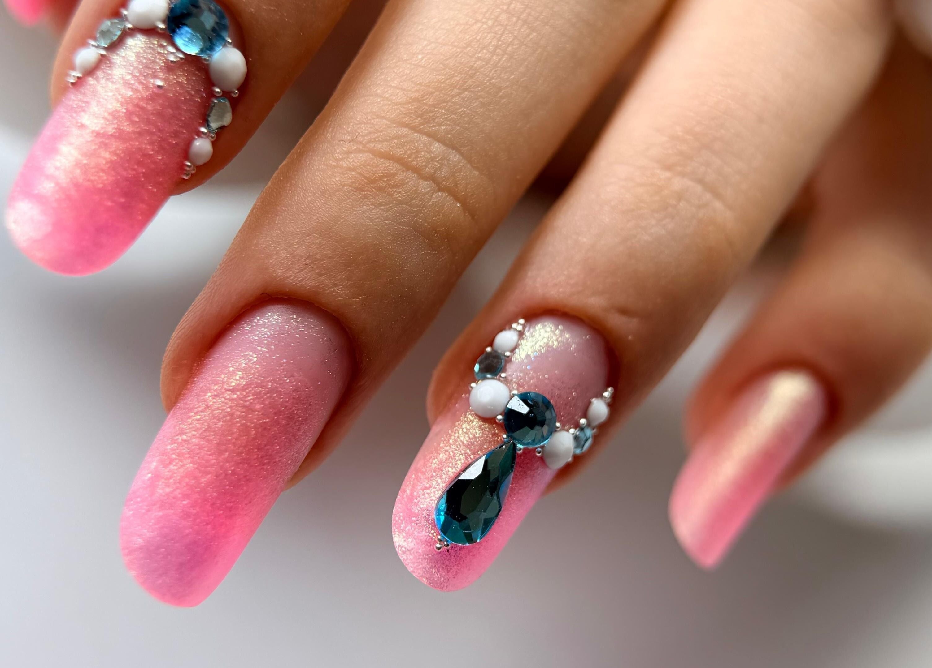 Unghie artistiche con gemme blu e rosa da Bakery Nails, Pomezia, Lazio, IT.