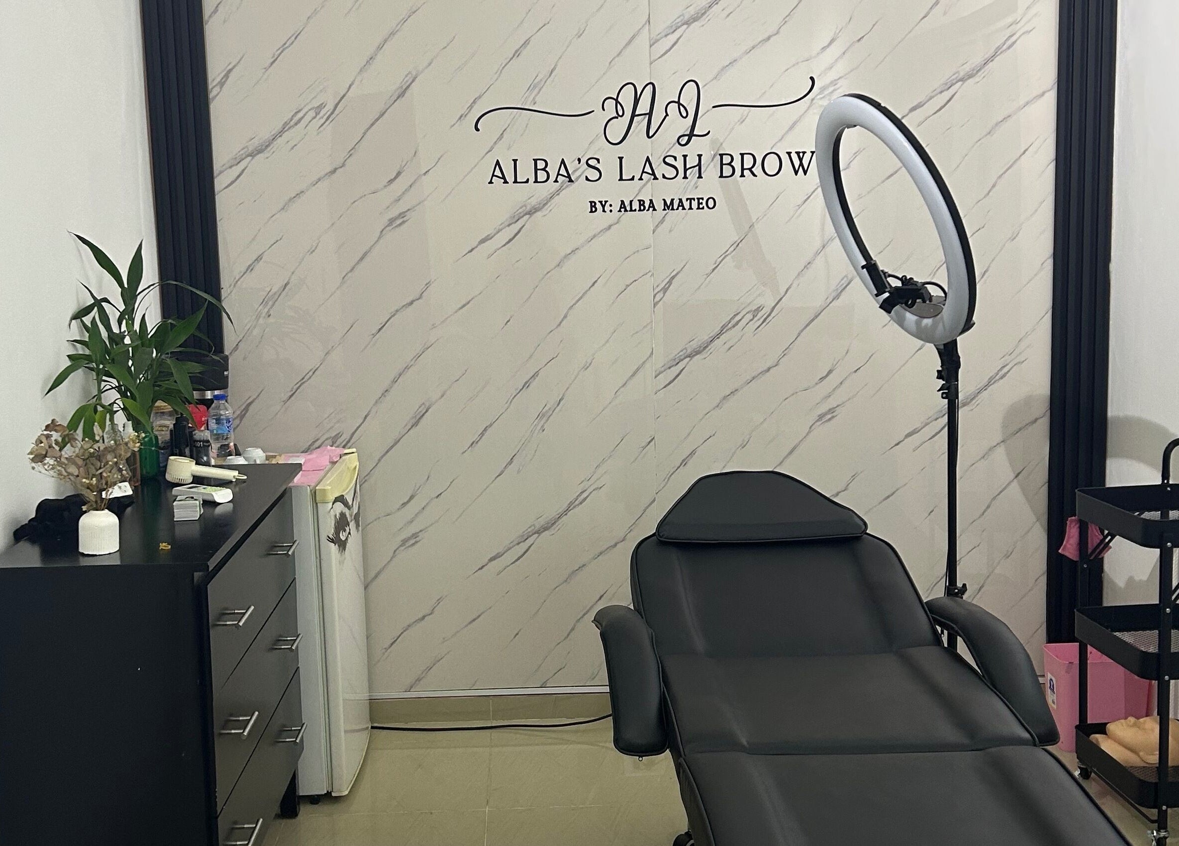 Sala de procedimientos en Alba’s Lash Brow, Bonao, Monseñor Nouel, DO con equipo moderno.