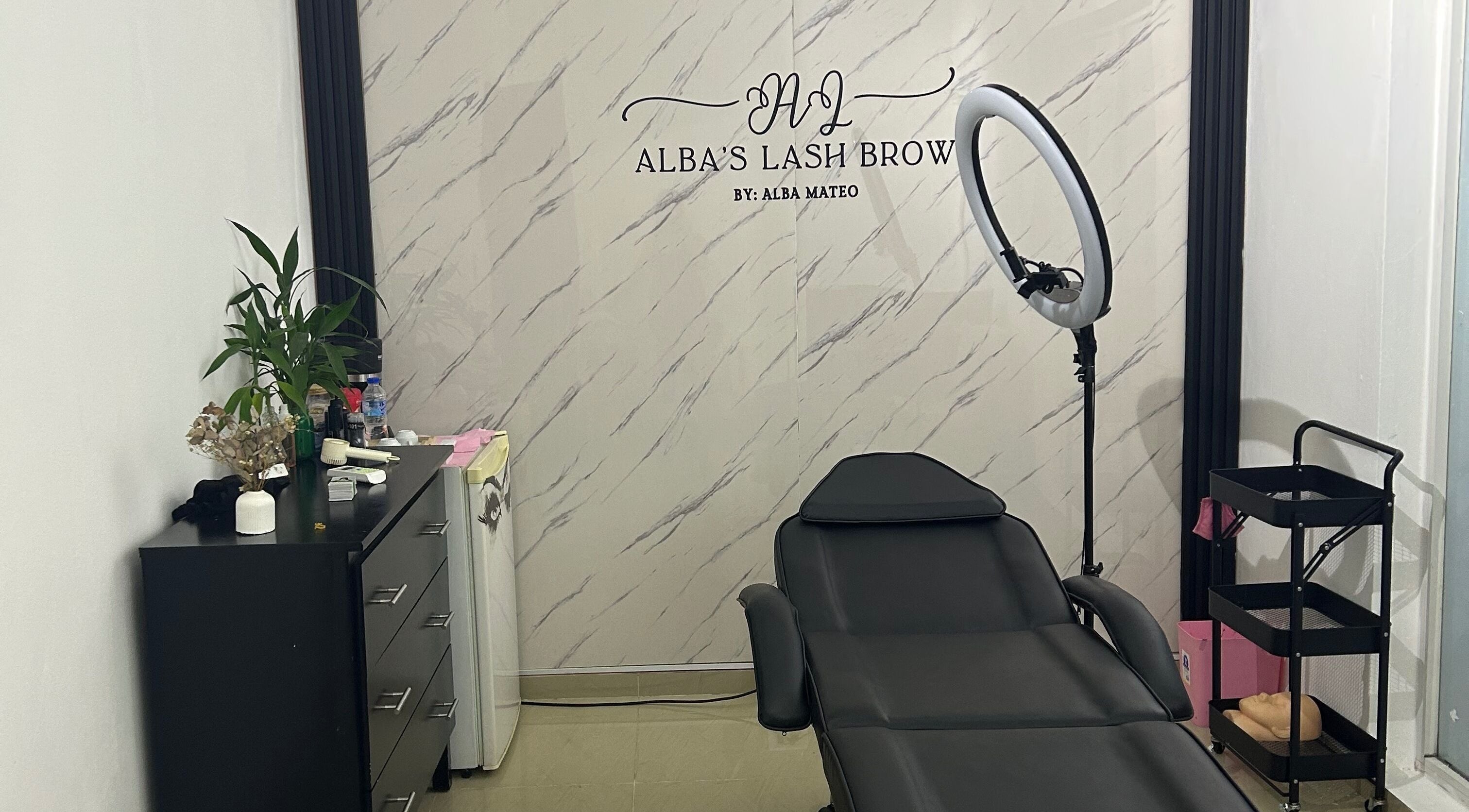 Sala de procedimientos en Alba’s Lash Brow, Bonao, Monseñor Nouel, DO con equipo moderno.