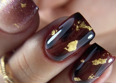 Diseño de uñas con detalles dorados en Mariecure.nails, La Florida, Región Metropolitana, CL.