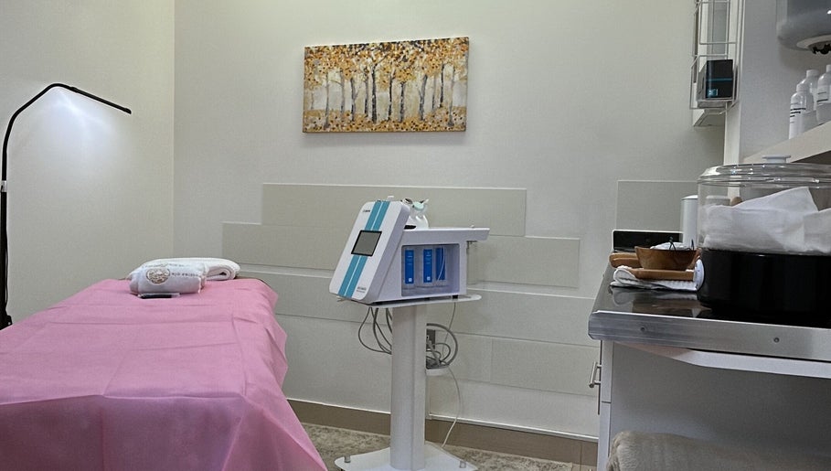 Rio Edition wellness room in London, England, GB with modern decor and treatment bed.
