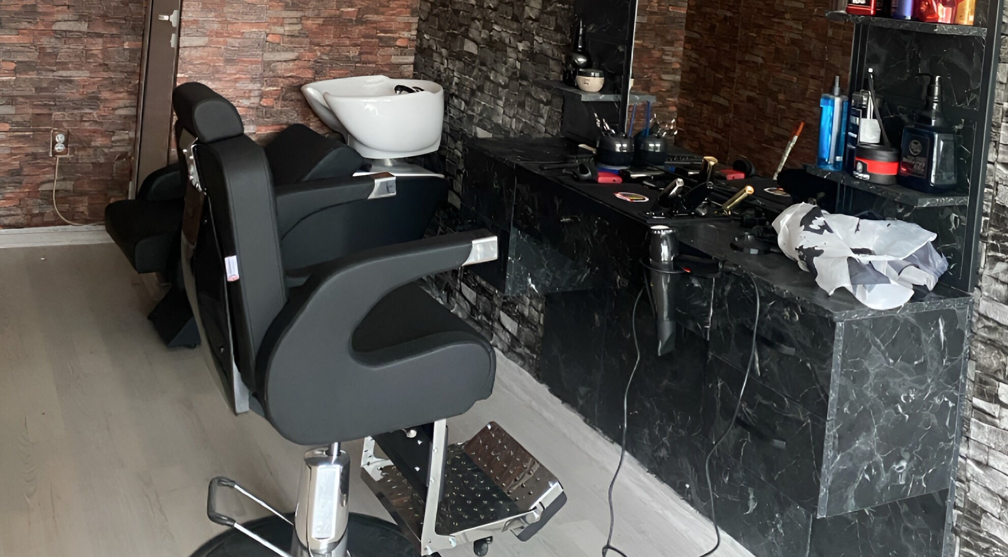 Интериор на Big Barbershop, Варна, Варна, BG - модерно работно място с удобни кресла и умивалник.