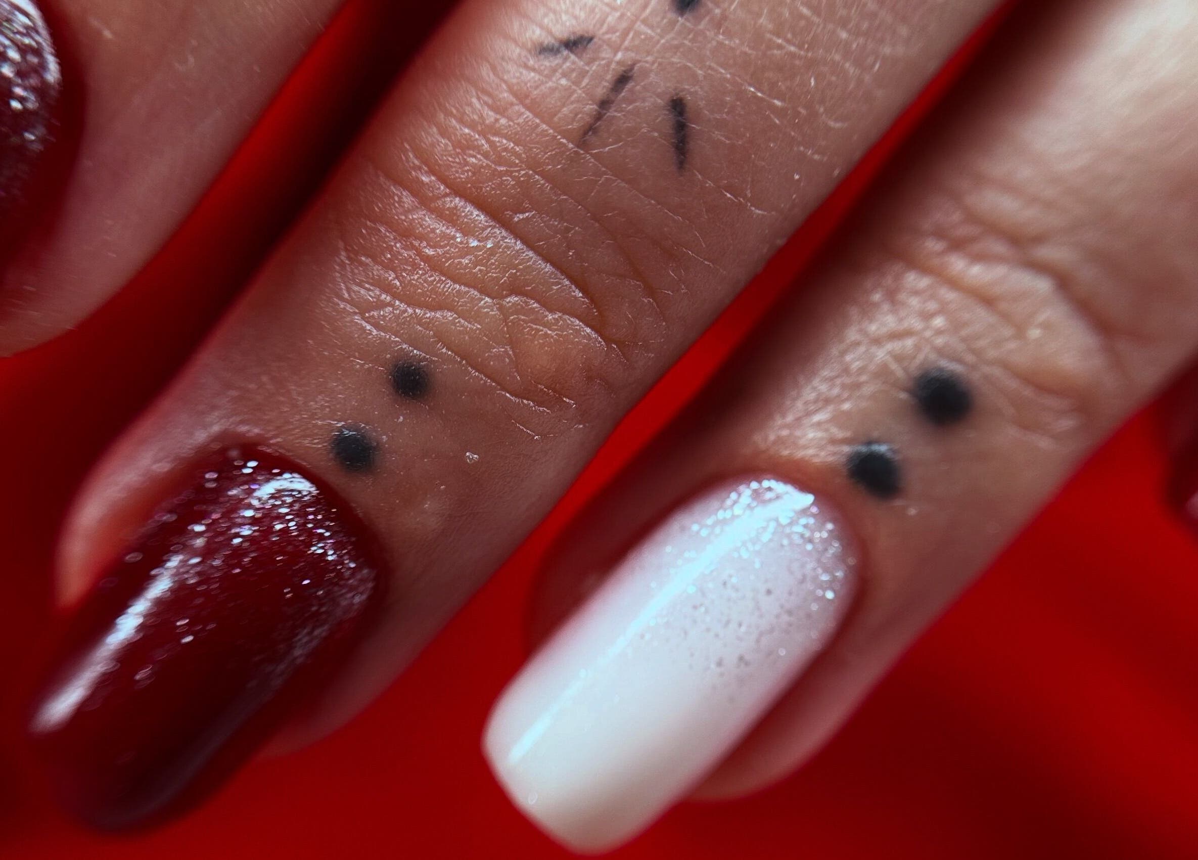 Designs élégants de L'Amazones Nails à Gabian, Occitanie, FR avec vernis rouge et blanc.