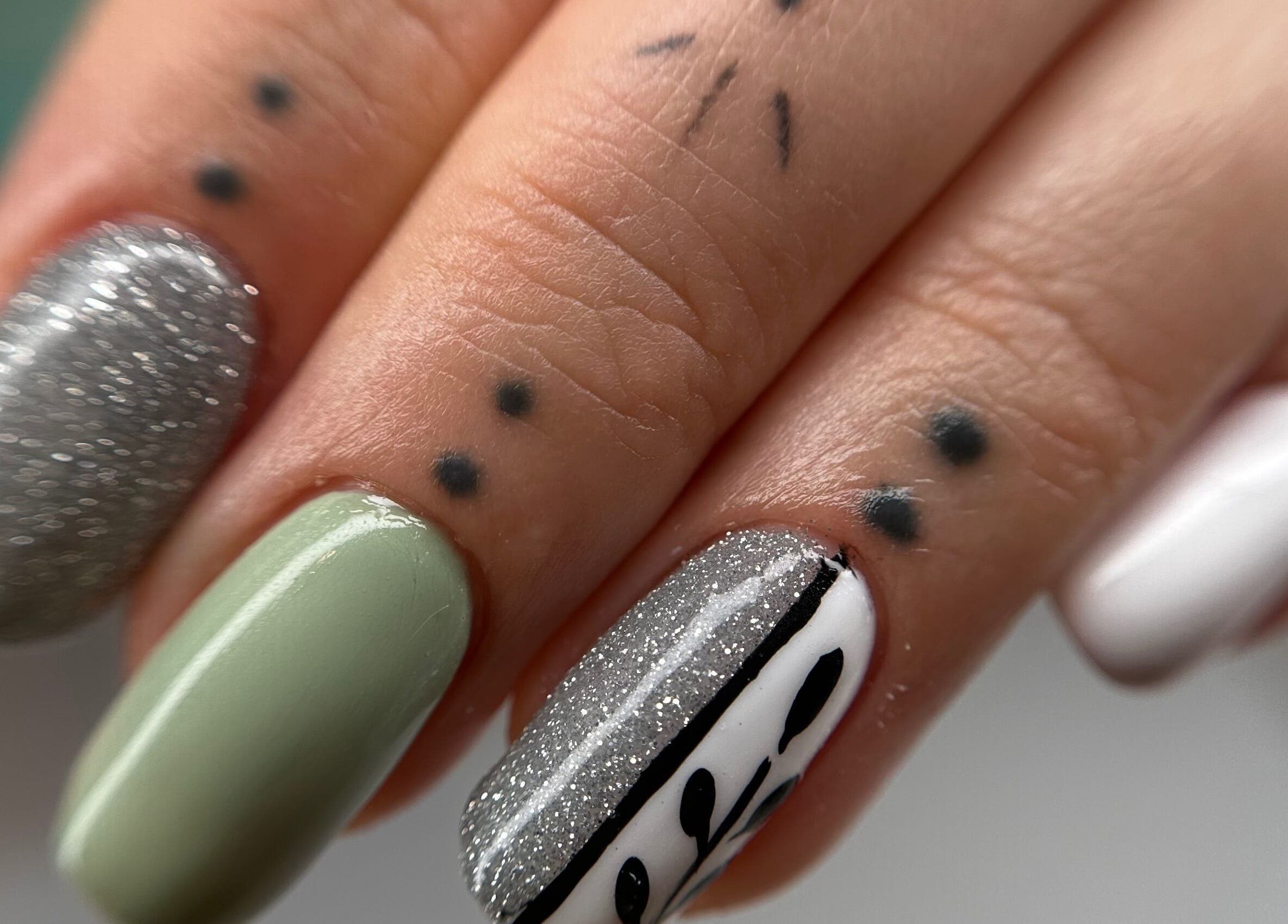 Stylosongles à L’Amazones Nails à Gabian, Occitanie, FR, brillent avec des designs uniques.