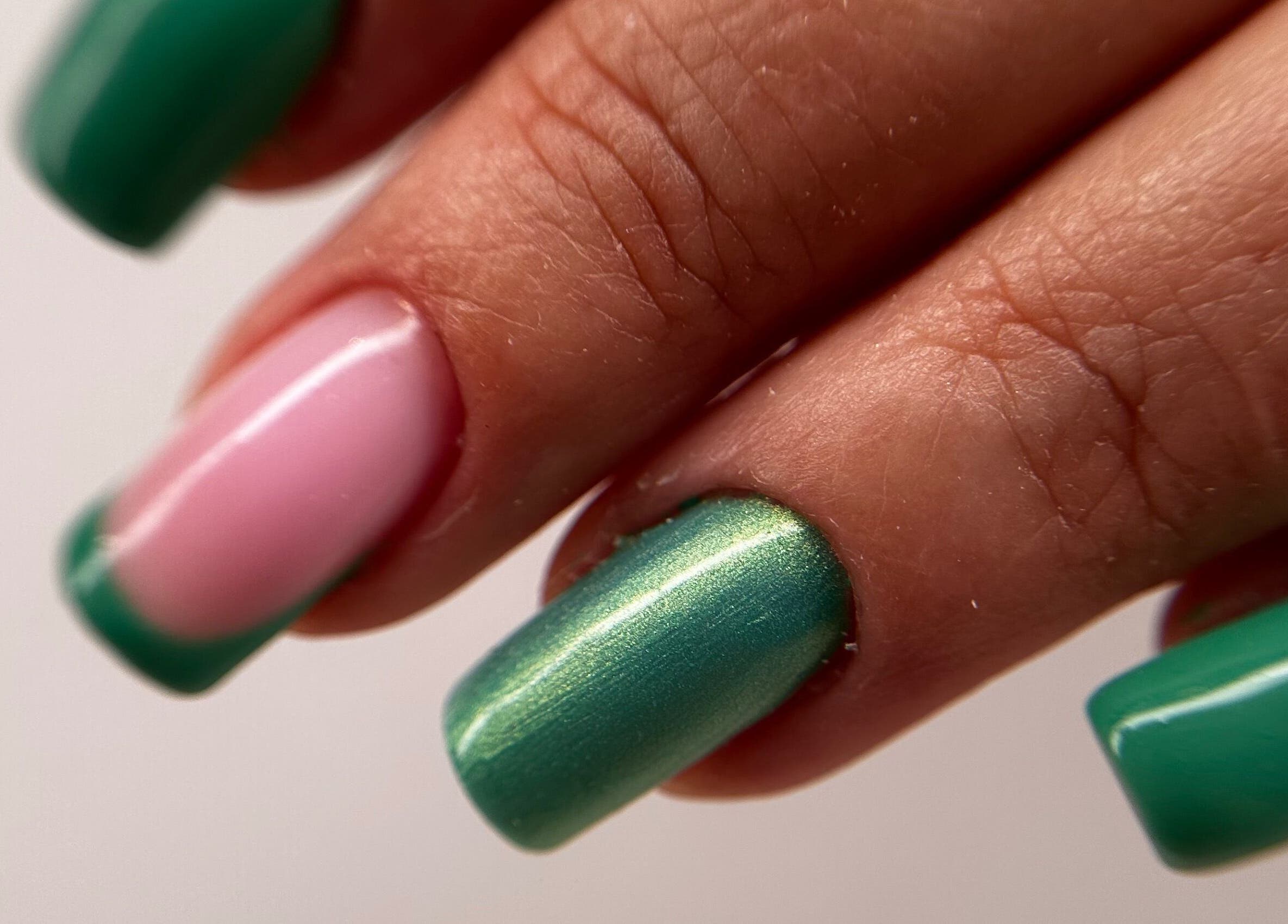 Manucure française verte chez L’Amazones Nails à Gabian, Occitanie, FR.