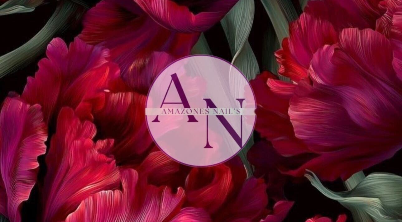 Logo L’Amazones Nails sur fond floral vibrant à Gabian, Occitanie, FR, évoquant élégance et créativité.