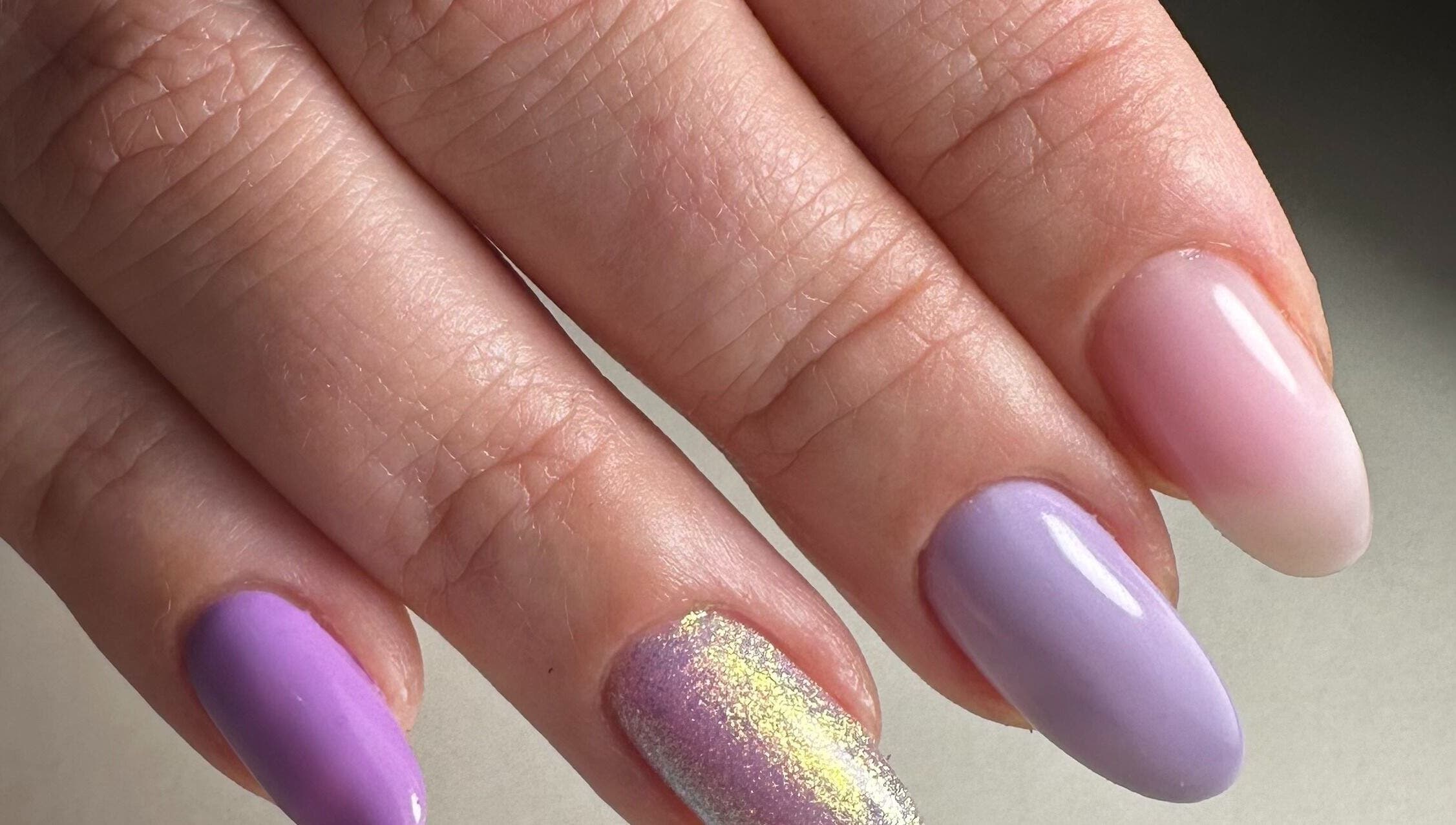 Manucure élégante et lumineuse chez L'Amazones Nails, Gabian, Occitanie, FR, avec des tons pastel et brillants.