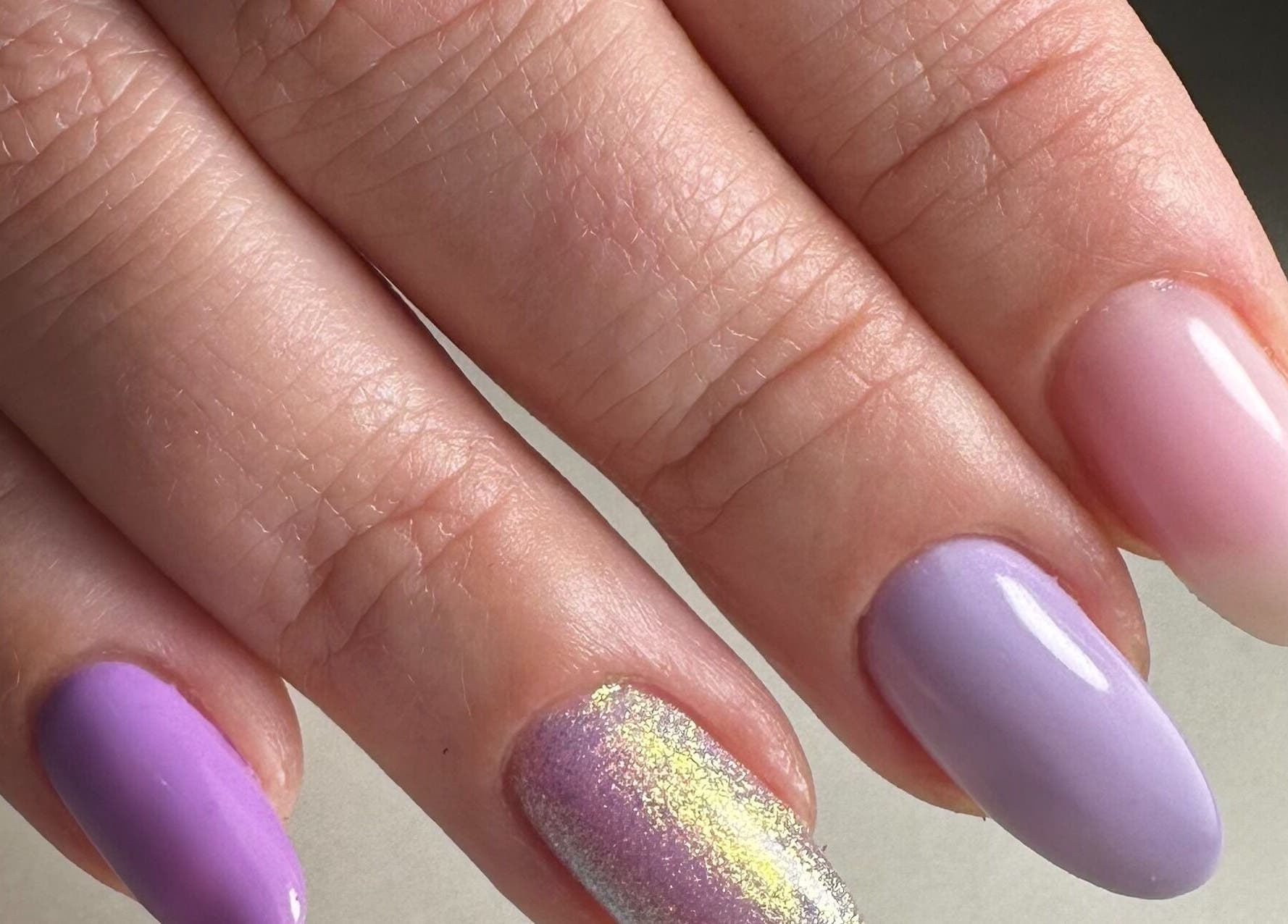 Manucure élégante et lumineuse chez L'Amazones Nails, Gabian, Occitanie, FR, avec des tons pastel et brillants.