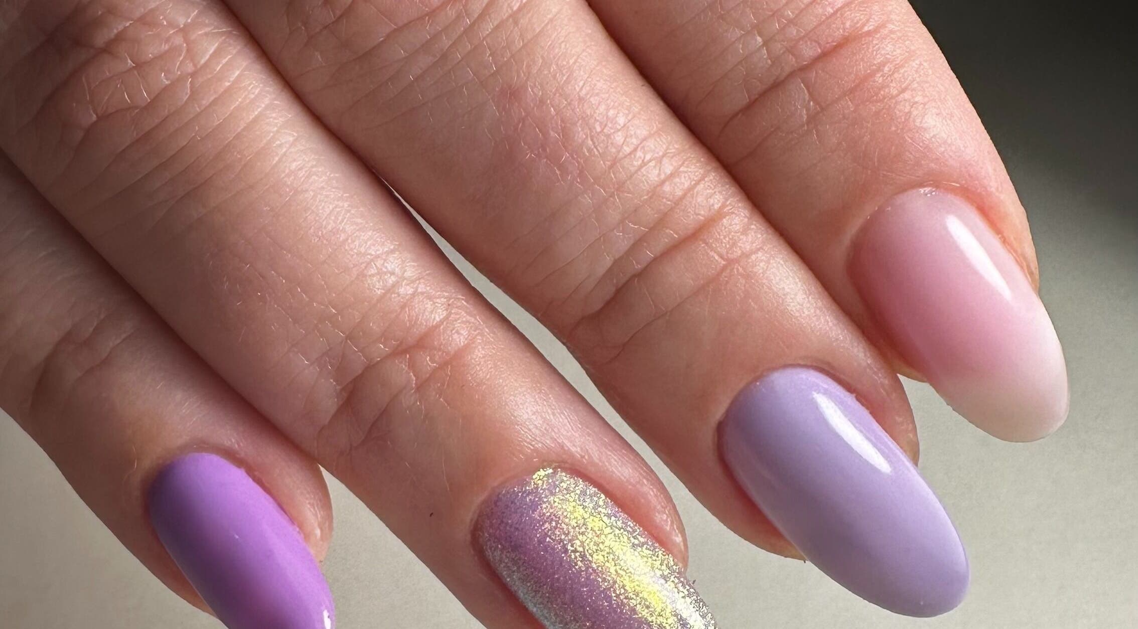 Manucure élégante et lumineuse chez L'Amazones Nails, Gabian, Occitanie, FR, avec des tons pastel et brillants.