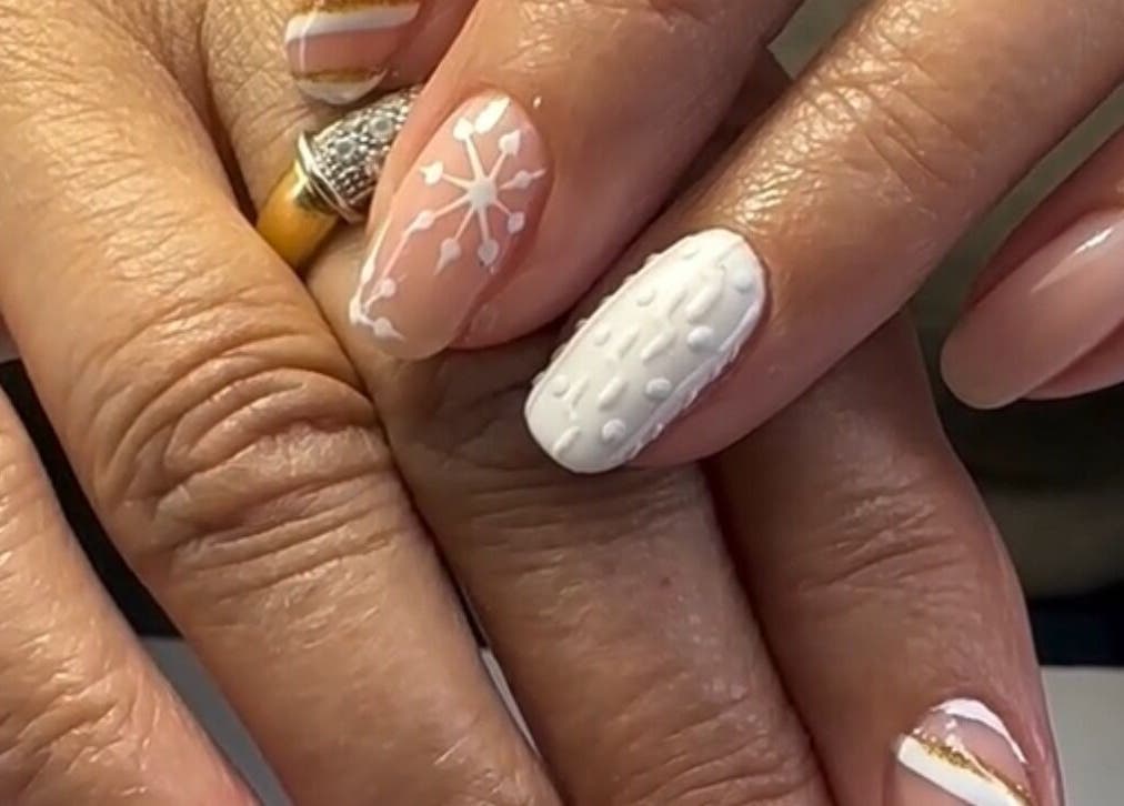 Art d'ongles élégant à L’Amazones Nails, Gabian, Occitanie, FR. Design blanc sur fond nude chic.