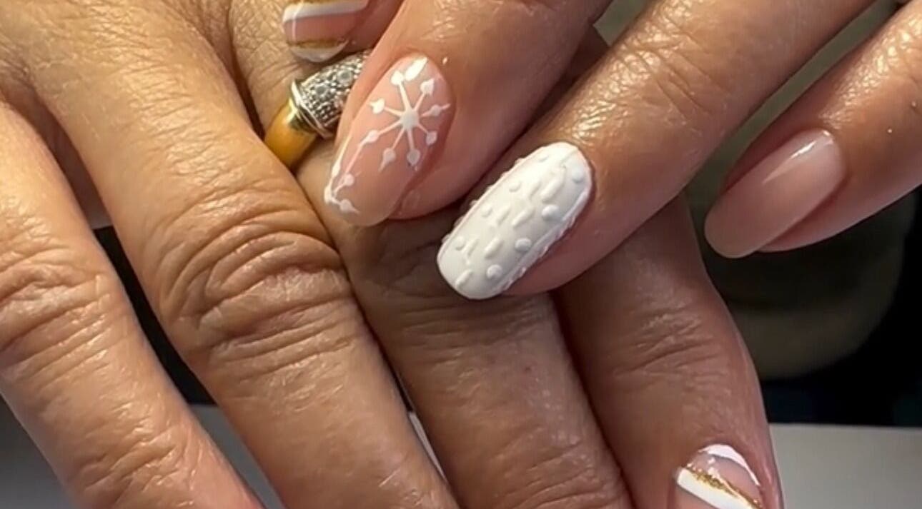 Art d'ongles élégant à L’Amazones Nails, Gabian, Occitanie, FR. Design blanc sur fond nude chic.