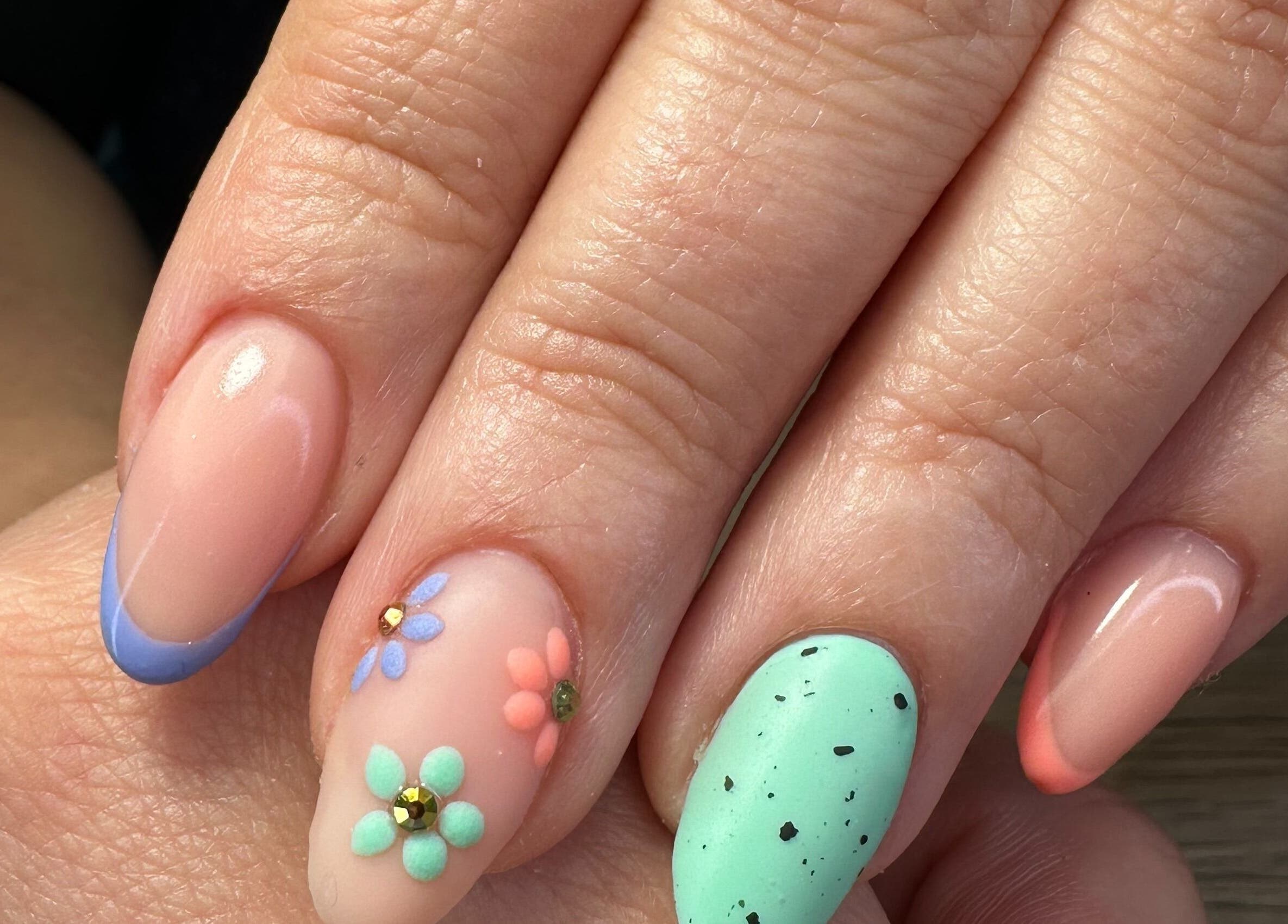 Design floral pastel sur ongles chez L’Amazones Nails à Gabian, Occitanie, FR.