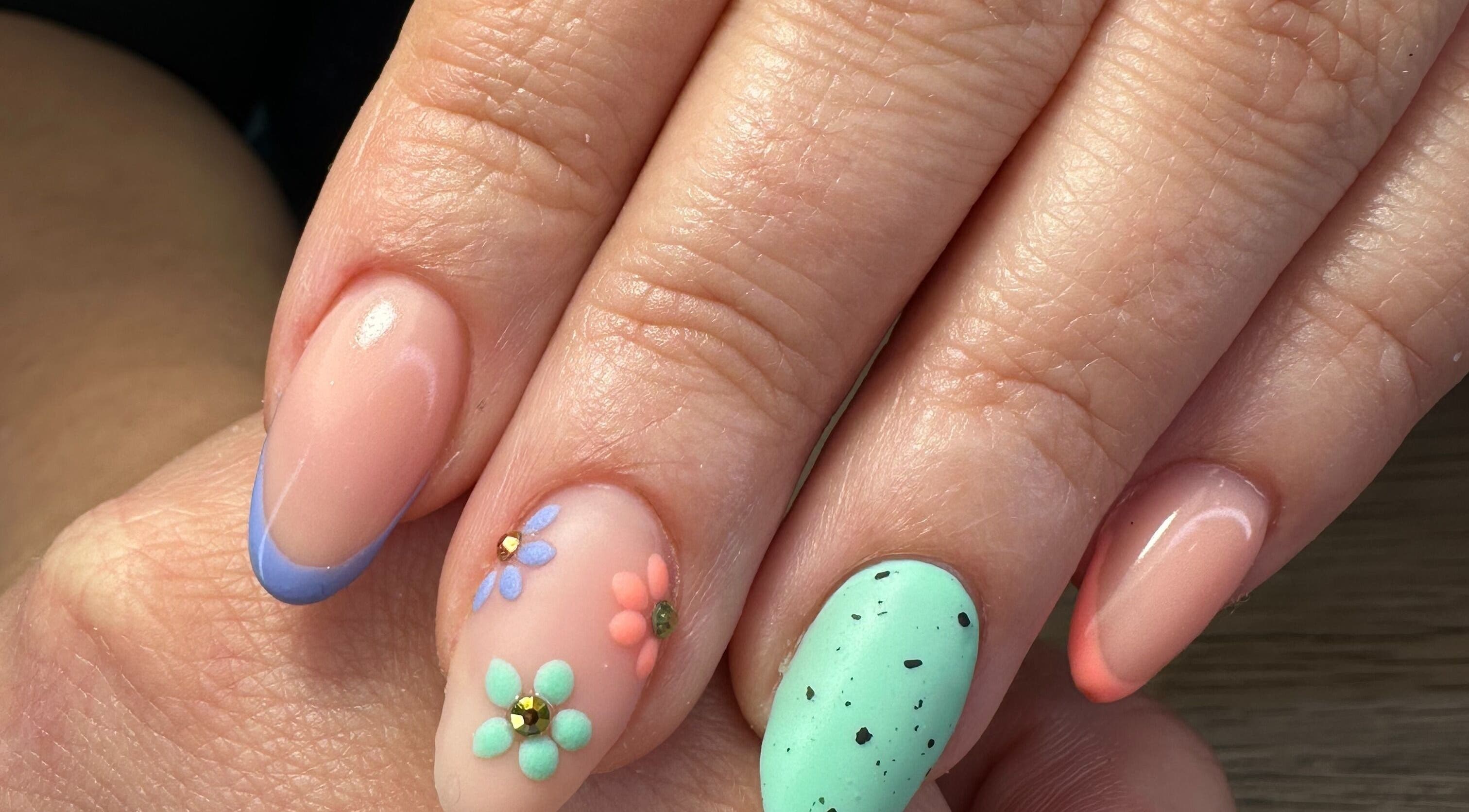 Design floral pastel sur ongles chez L’Amazones Nails à Gabian, Occitanie, FR.