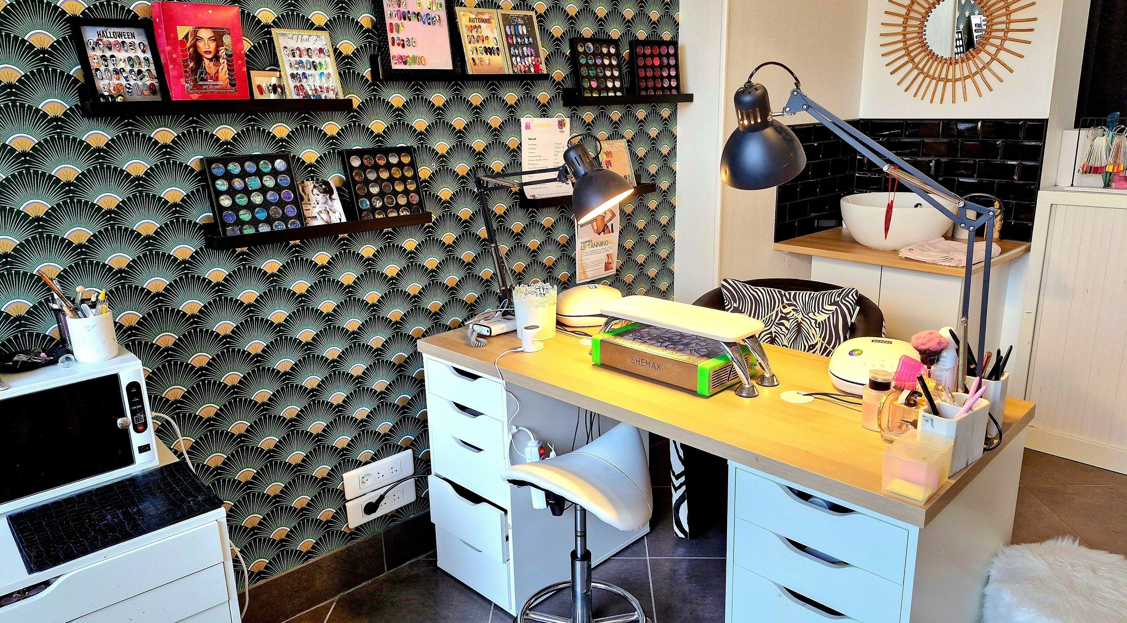 Intérieur élégant chez Zebra à Château-salins, Grand Est, FR avec un bureau de beauté moderne.