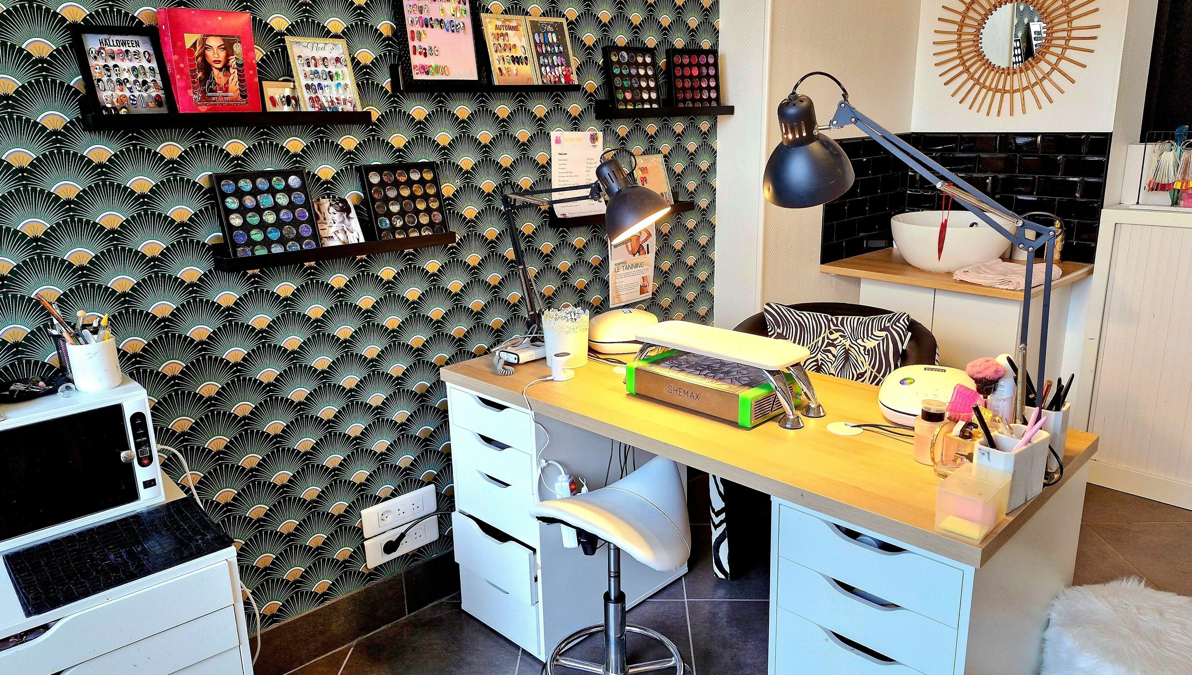 Station de beauté à Zebra, Château-salins, Grand Est, FR avec déco murale et équipements modernes.