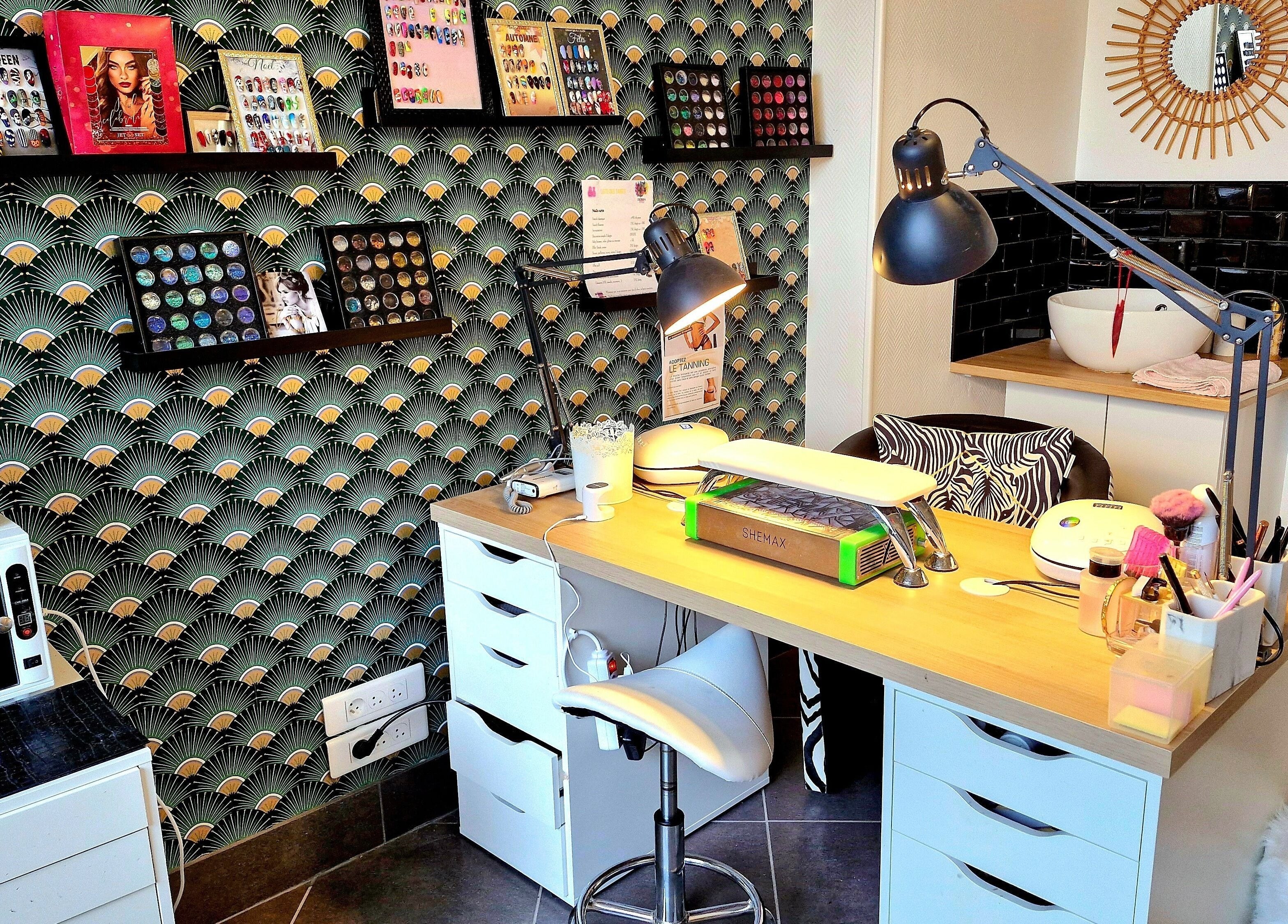 Station de beauté à Zebra, Château-salins, Grand Est, FR avec déco murale et équipements modernes.